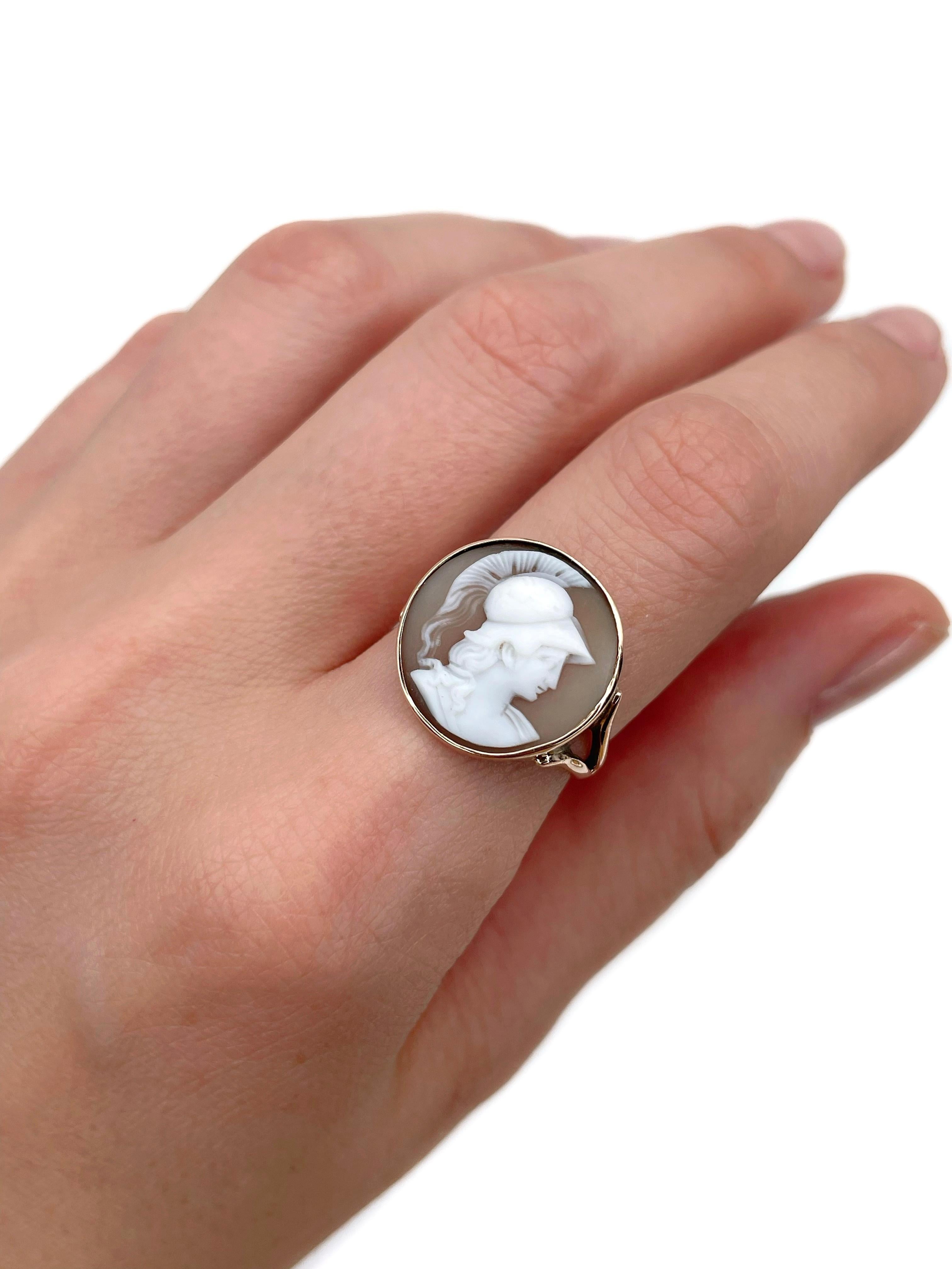 This is a Victorian signet ring crafted in 15K gold. Circa 1890. 

The piece features a shell cameo depicting a warrior facing right. 

Signed “15ct”

Weight: 3.59g
Size: 17.25 (US 7)

IMPORTANT: please ask about the possibility to resize before