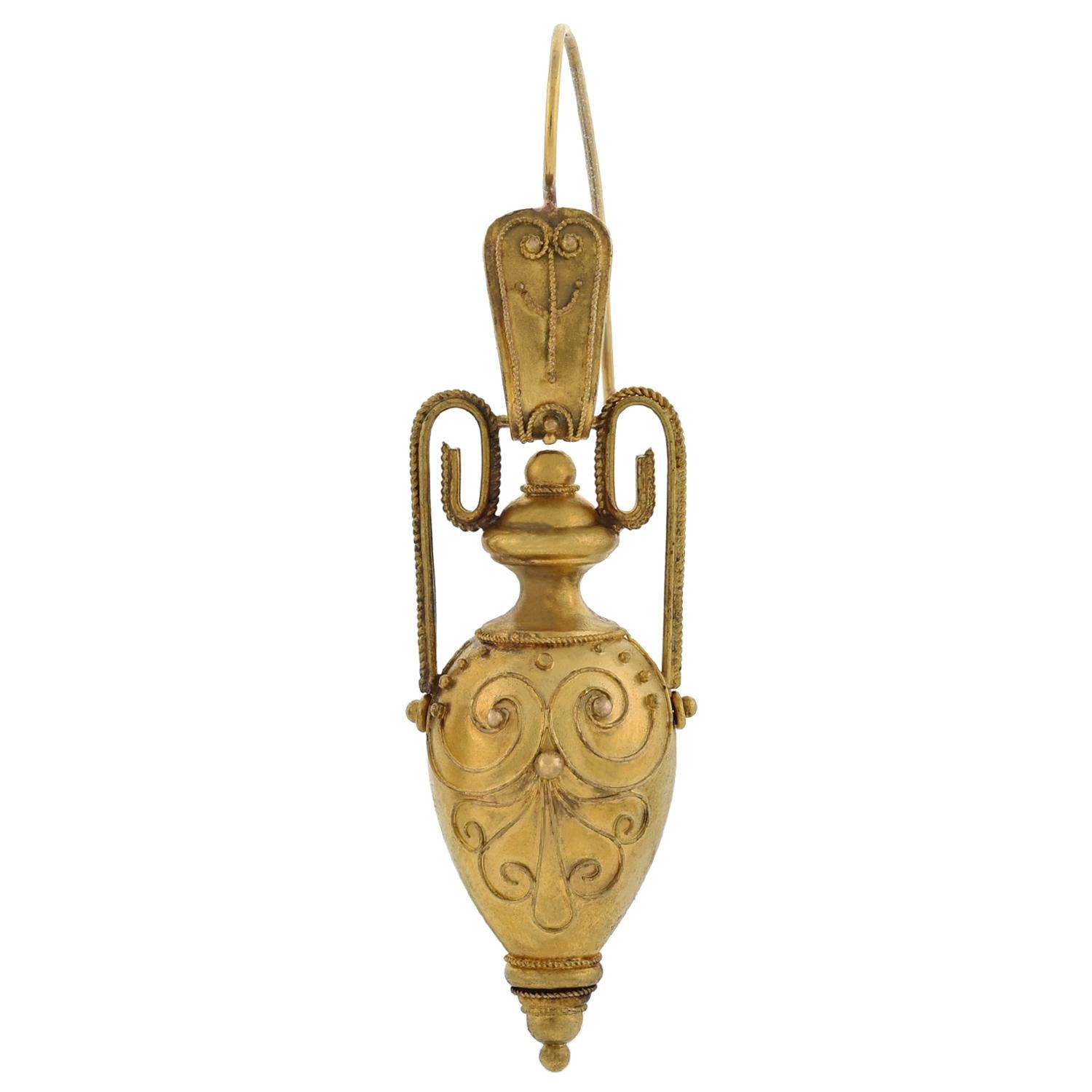 Victorien Boucles d'oreilles urne victoriennes en or jaune 15 carats en forme d'urne étrusque en vente