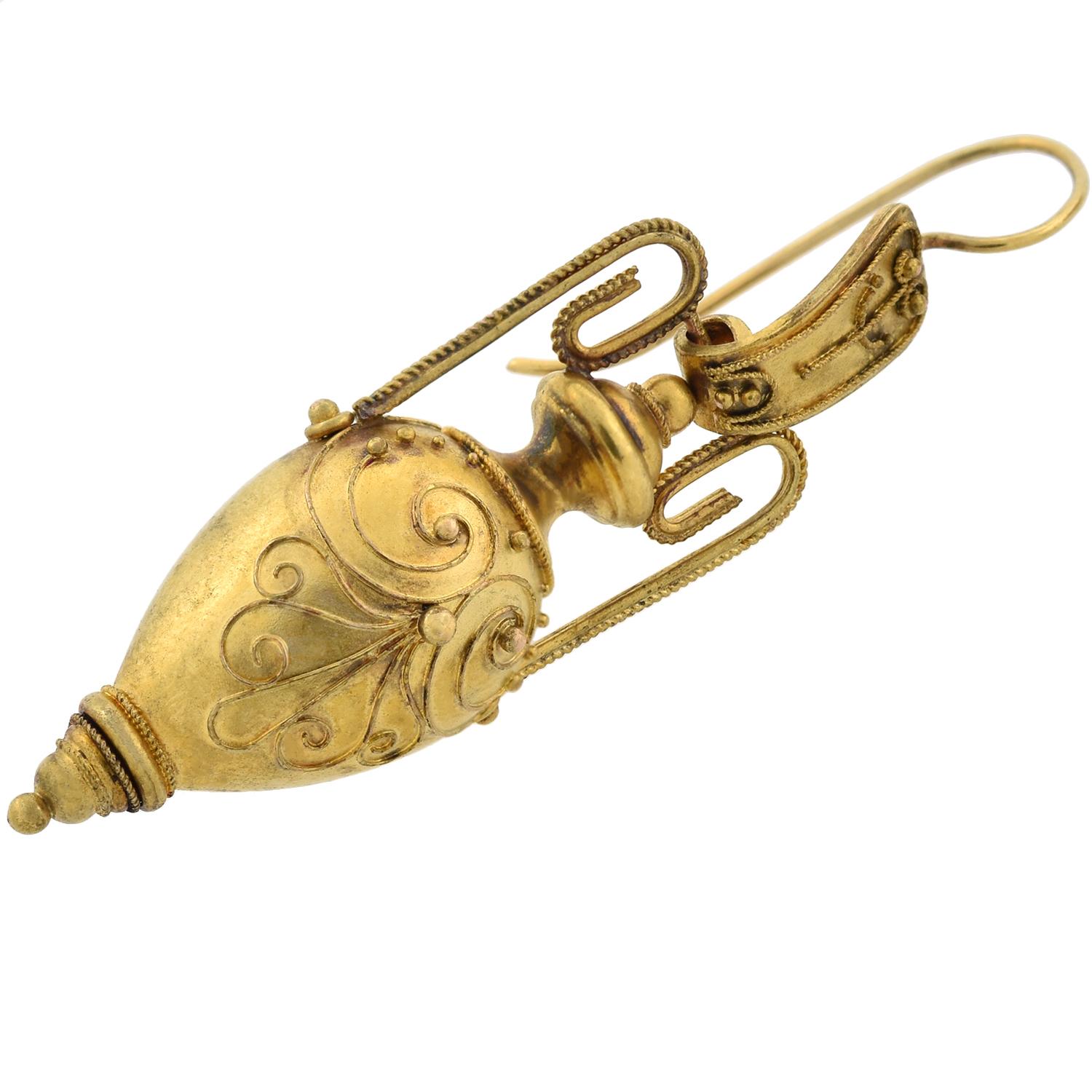 Boucles d'oreilles urne victoriennes en or jaune 15 carats en forme d'urne étrusque Bon état - En vente à Narberth, PA