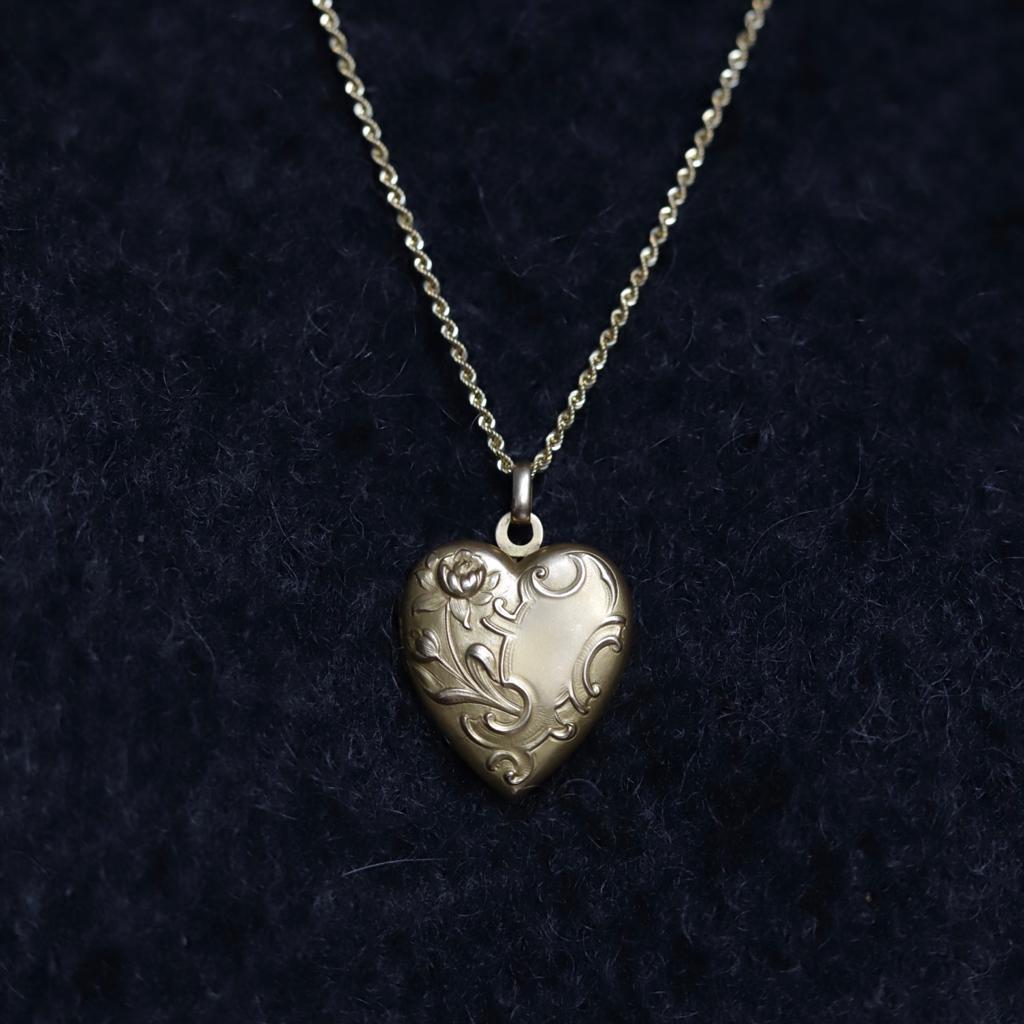 Pendentif médaillon victorien en or jaune 15 carats en forme de cœur  Pour femmes en vente