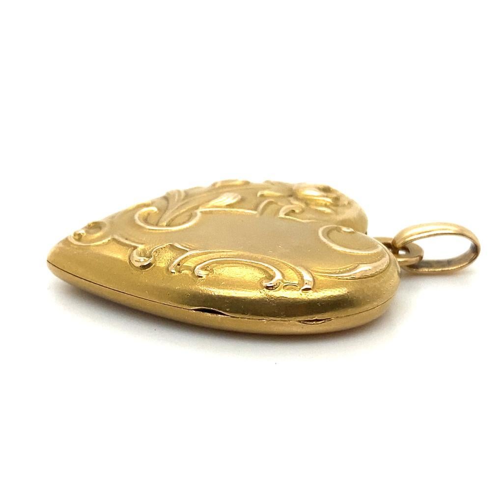 Victorian 15 Karat Yellow Gold Heart Shaped Locket Pendant  For Sale 3