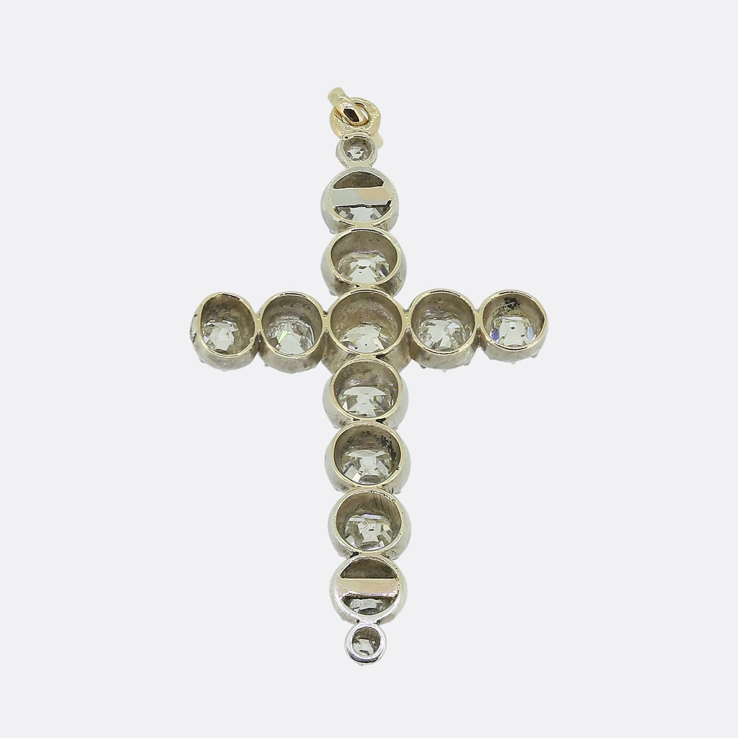 Nous avons ici un pendentif distingué de l'époque victorienne. Cette exquise pièce ancienne a été largement façonnée en argent pour former une croix. Le pendentif est ensuite orné d'une série de gros diamants taillés dans des mines anciennes, chacun