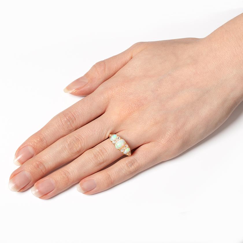 Viktorianischer dreisteiniger viktorianischer Ring mit 1,50 Karat Opal und Diamant, gestempelt 1897 für Damen oder Herren im Angebot