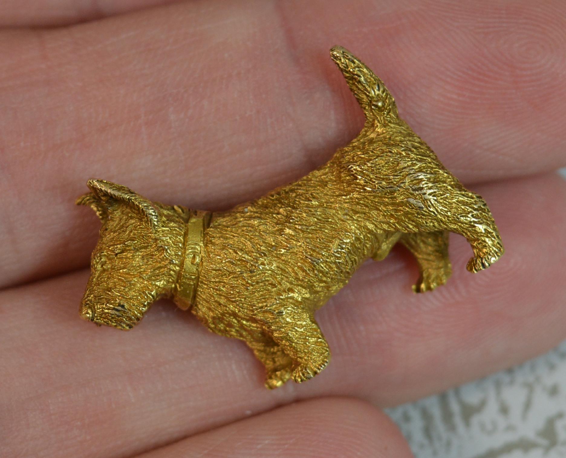 
A very fine late Victorian era brooch.
Solid 15 carat yellow gold example.
Very realistically formed as a Scottish (scottie) terrier dog.
Made by Alabaster and Wilson.

CONDITION ; Excellent. A very crisp example. Working pin and hinge. Please view