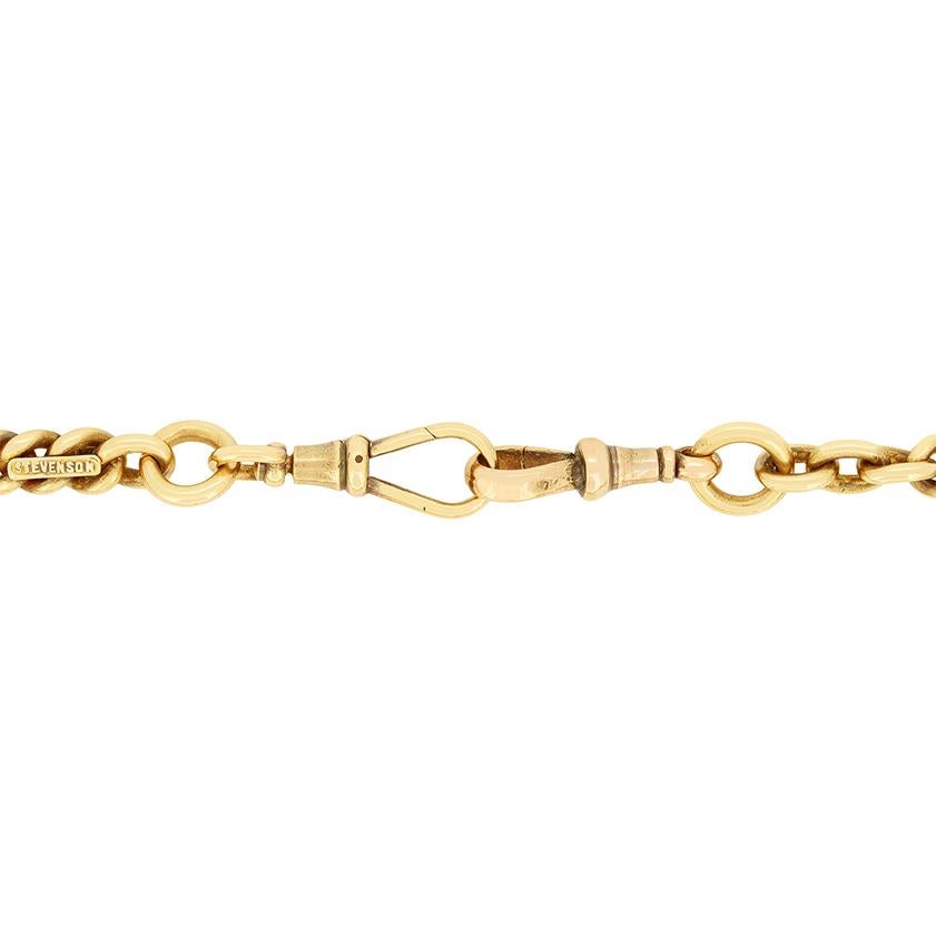 Datant de l'époque victorienne, ce collier traditionnel à chaîne Albert a été réalisé en or jaune rare de 15 carats. Dotée d'une barre en T sur la chute et d'une plaque sur l'AT&T, la pièce pèse 57 grammes et mesure 16 pouces.

Âge : années
