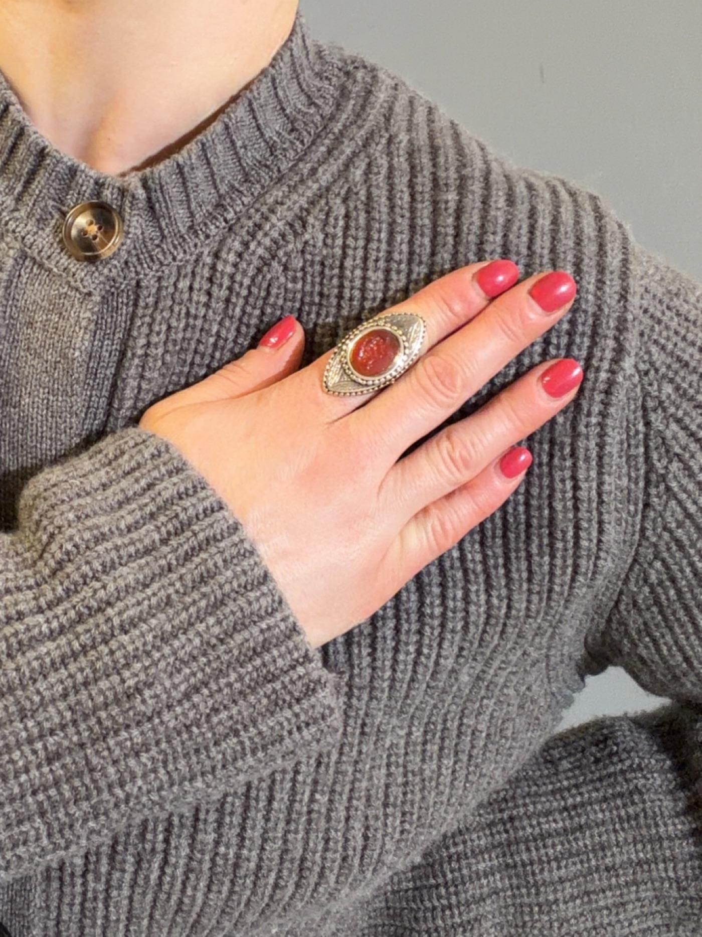 Anello vittoriano con cammeo di corniola in oro 15ct, CIRCA 1880 in vendita 4