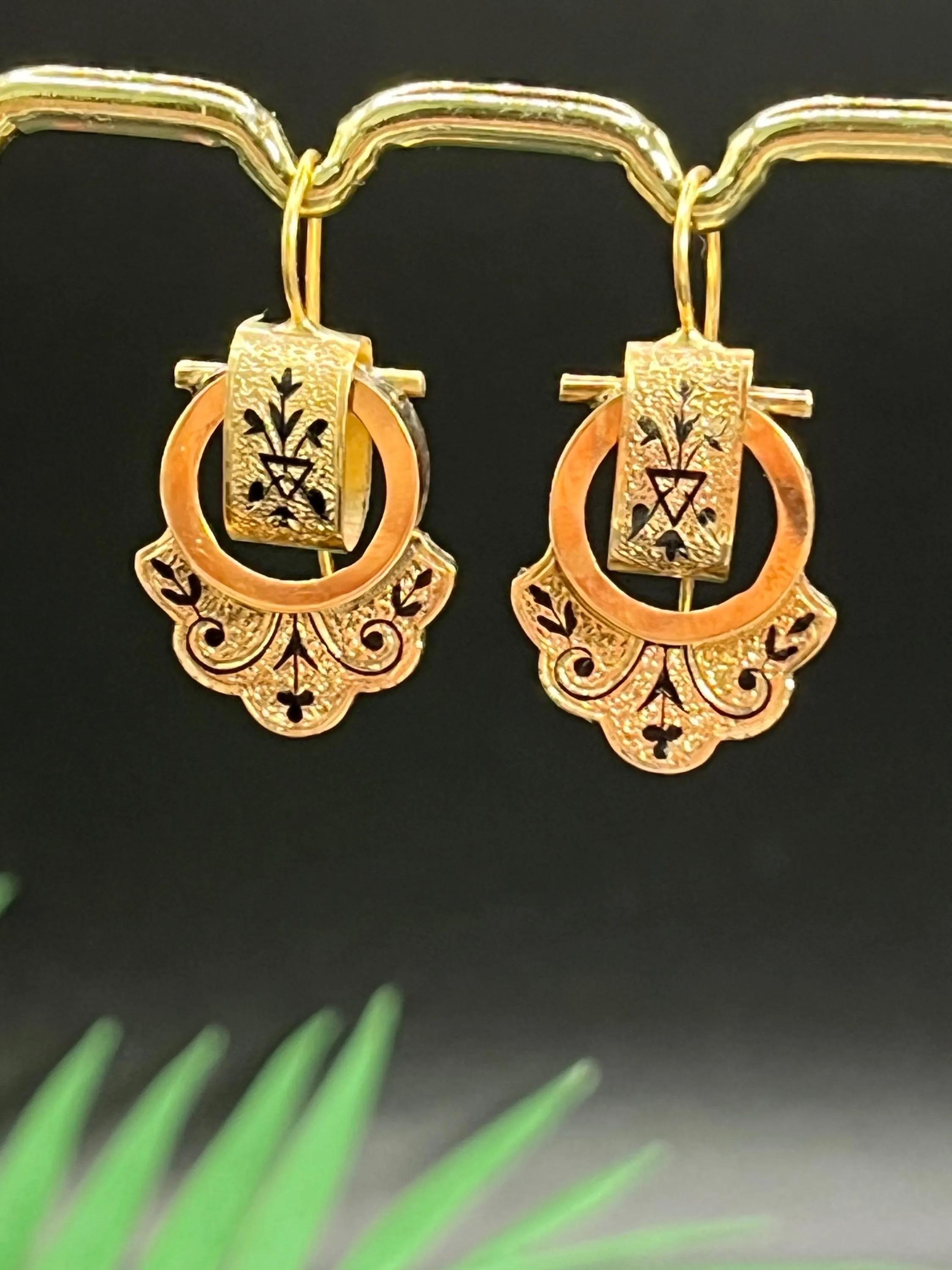 Antike Emaille- und Goldtropfen-Ohrringe 

15 Karat Gold

CIRCA 1870

Viktorianischer Charme, handgefertigt, um zu fesseln
Diese antiken Tropfenohrringe (um 1870) sind eine auffallende Mischung aus Eleganz und Schärfe. Sie sind aus 15-karätigem Gold