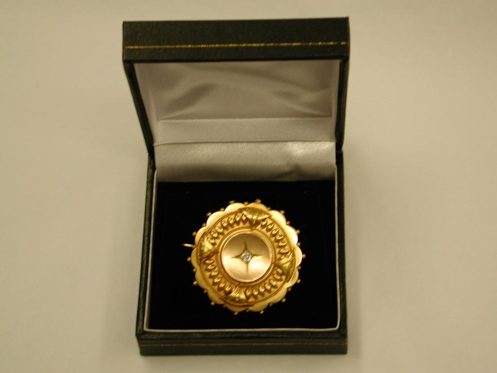 Victorian 15ct Gold Etruscian Style Brooch Set with Old Cut Diamond, circa 1870 3