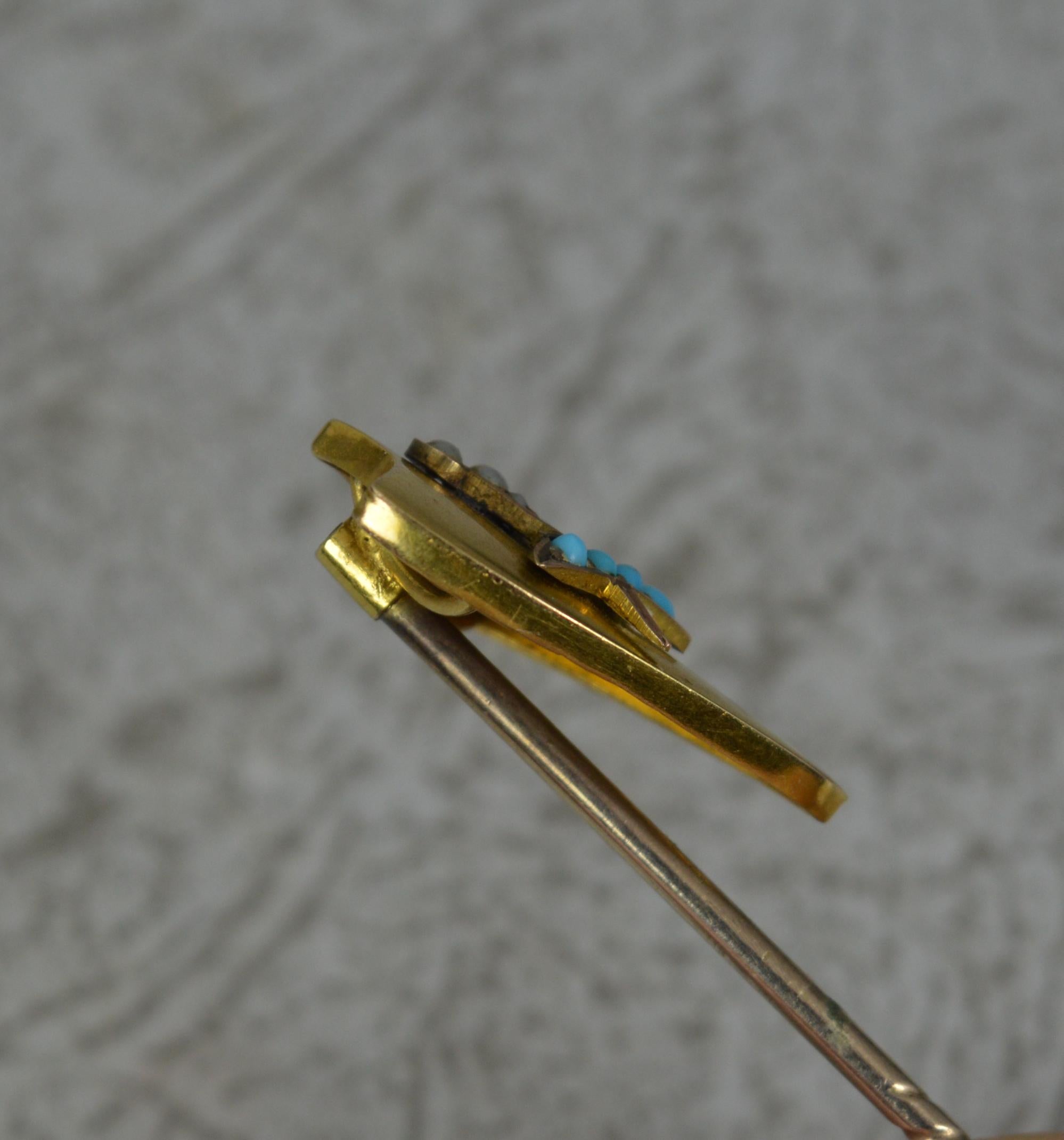 A very well made stick tie pin. Circa 1880-1900.
Solid 15 carat gold shield shaped top.
A Masonic emblem encrusted with turquoise and seed pearl stones.

CONDITION ; Excellent. Clean and crisp. Issue free. Please view photographs.
WEIGHT ; 3.2