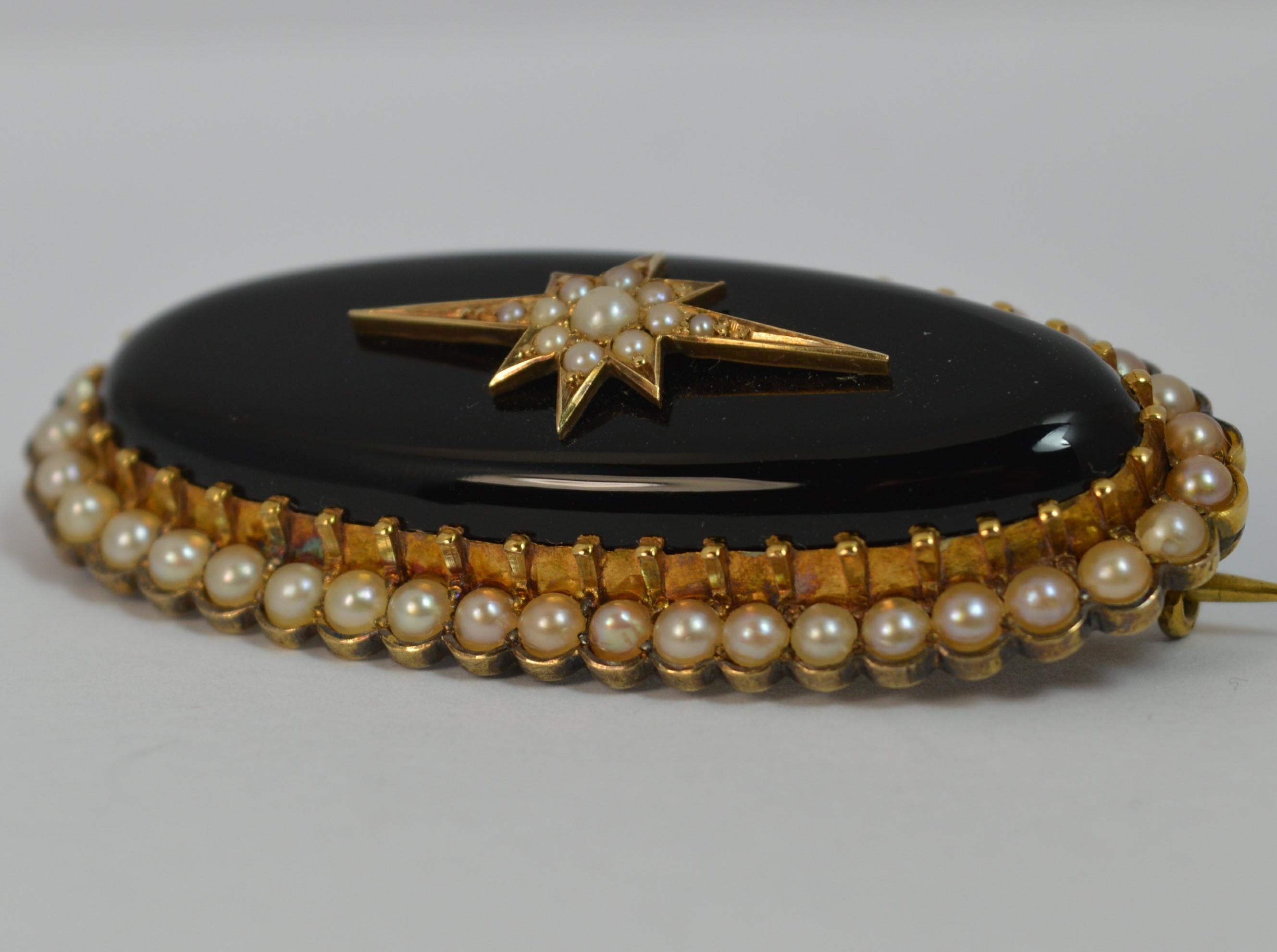 A mid Victorian period brooch.

Solid 15 carat yellow gold example.

A star to the centre set with seed pearls on to a single piece of onyx.

Surrounded by a full row of seed pearls.

45mm x 20mm approx. 9.2 grams

Condition ; Very good. Well set