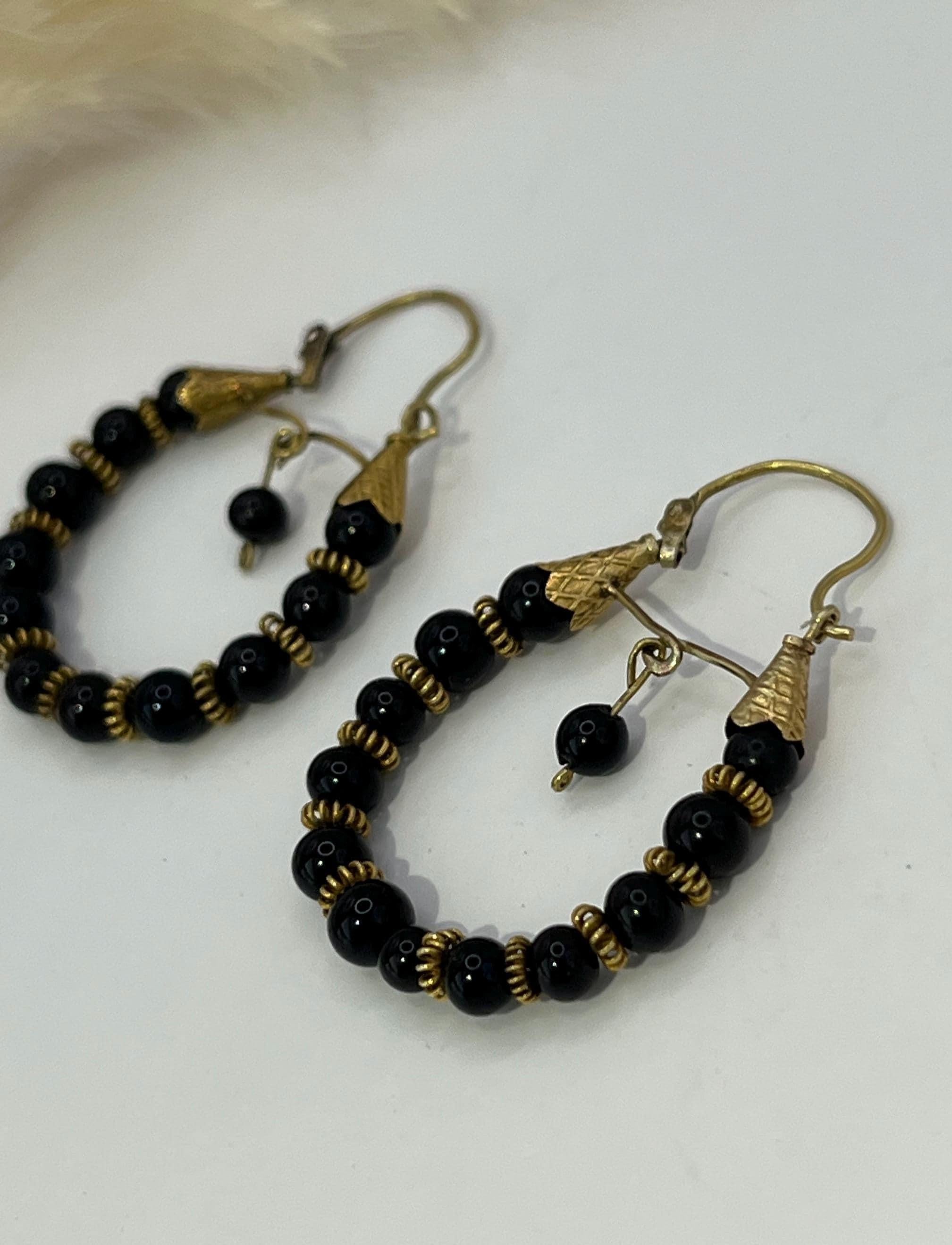 Orecchini a cerchio in oro vittoriano 15ct con onice, CIRCA 1900 in vendita 4