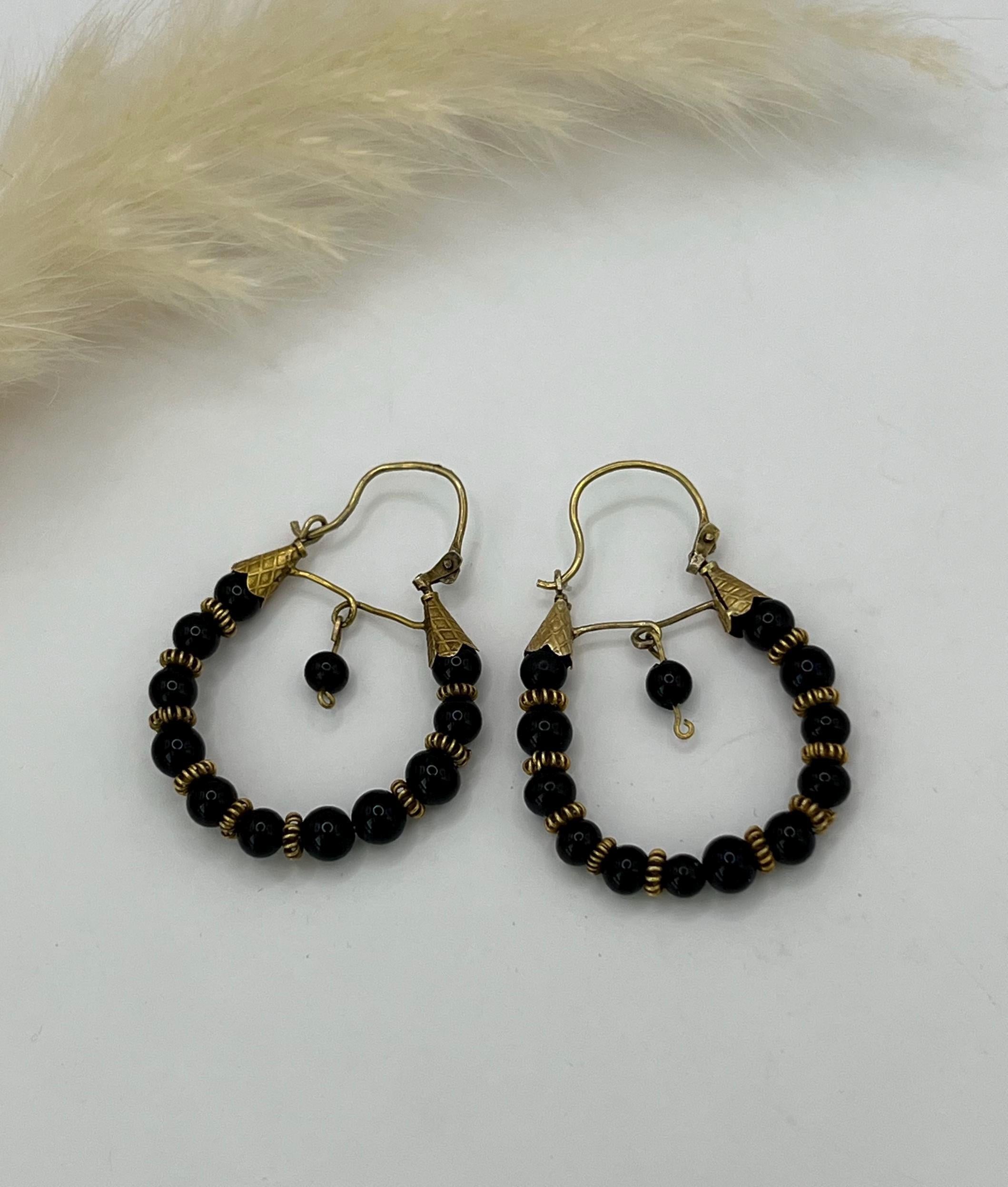 Orecchini a cerchio in oro vittoriano 15ct con onice, CIRCA 1900 in vendita 5