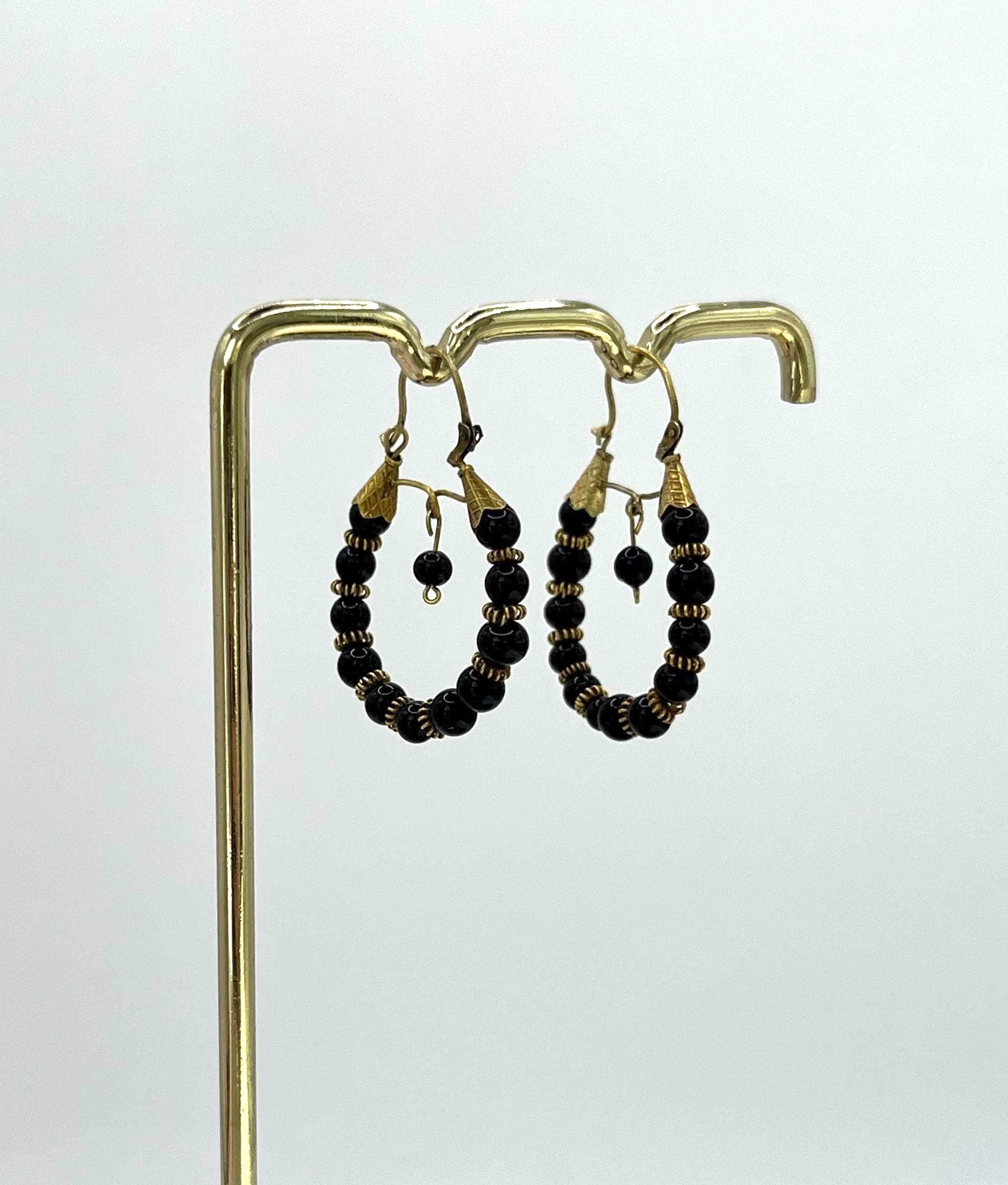 Orecchini a cerchio in oro vittoriano 15ct con onice, CIRCA 1900 in vendita 6