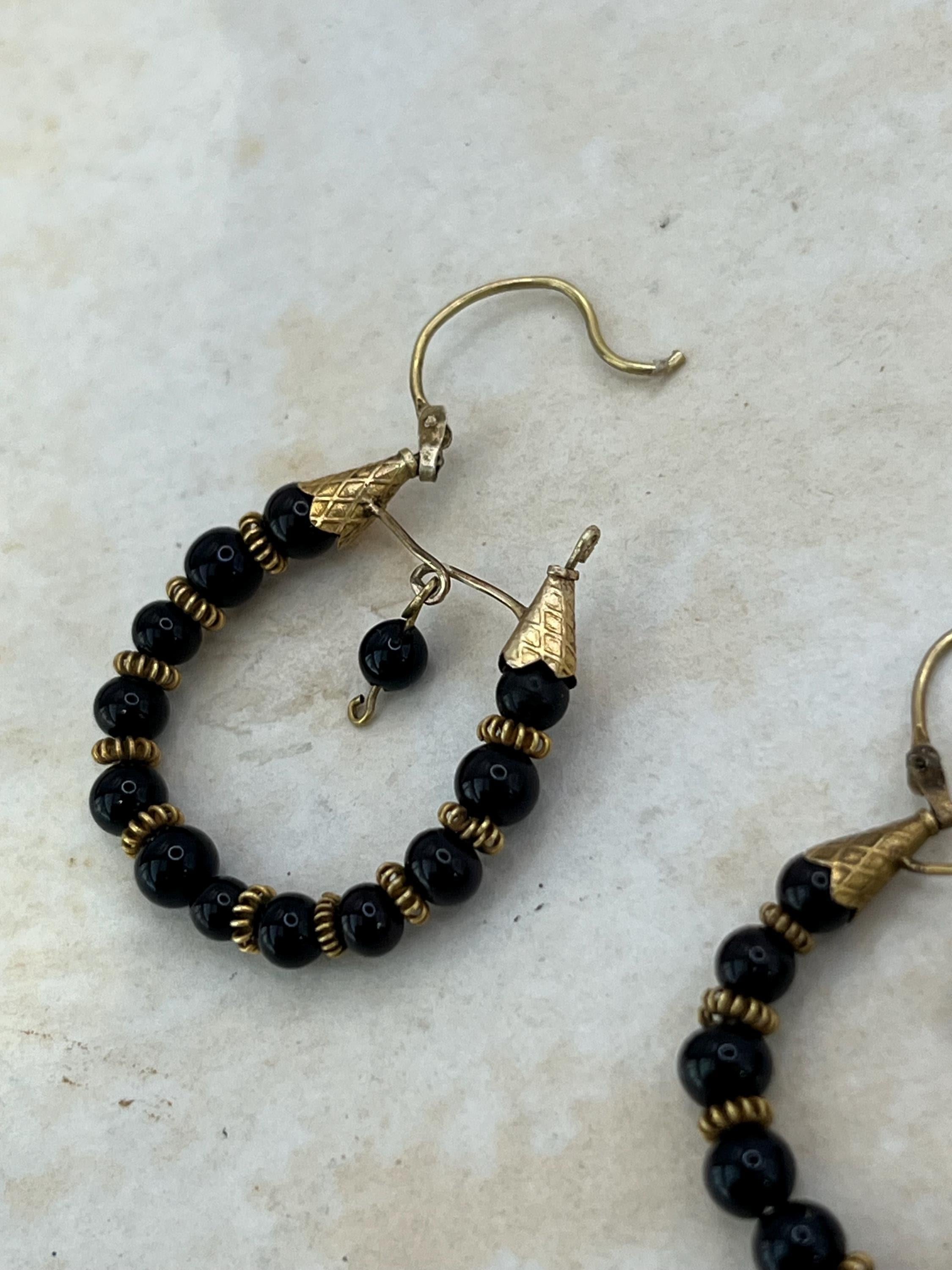 Taglio rotondo Orecchini a cerchio in oro vittoriano 15ct con onice, CIRCA 1900 in vendita