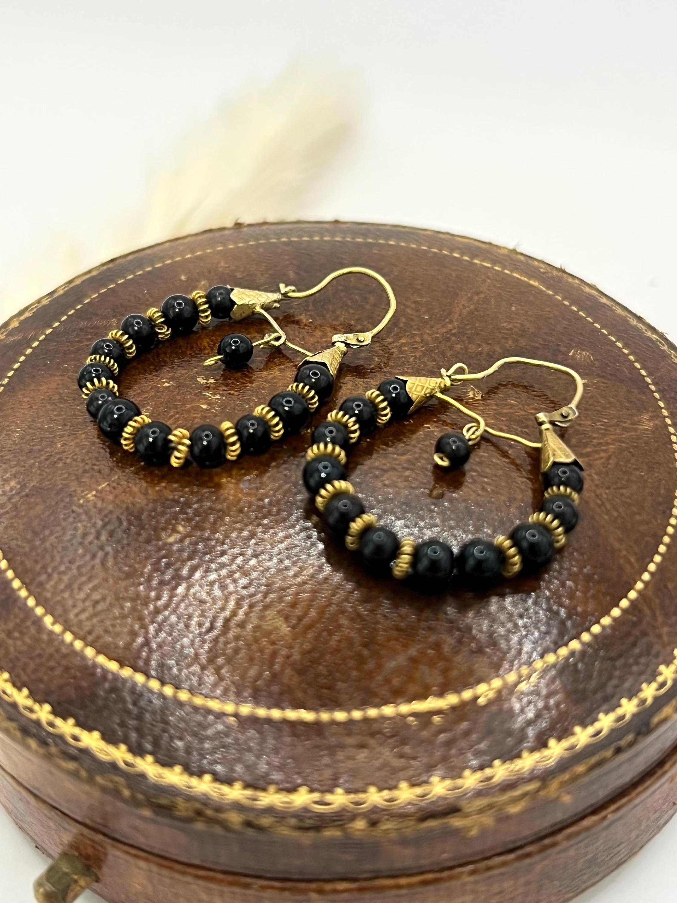 Orecchini a cerchio in oro vittoriano 15ct con onice, CIRCA 1900 In condizioni buone in vendita a Brighton, GB