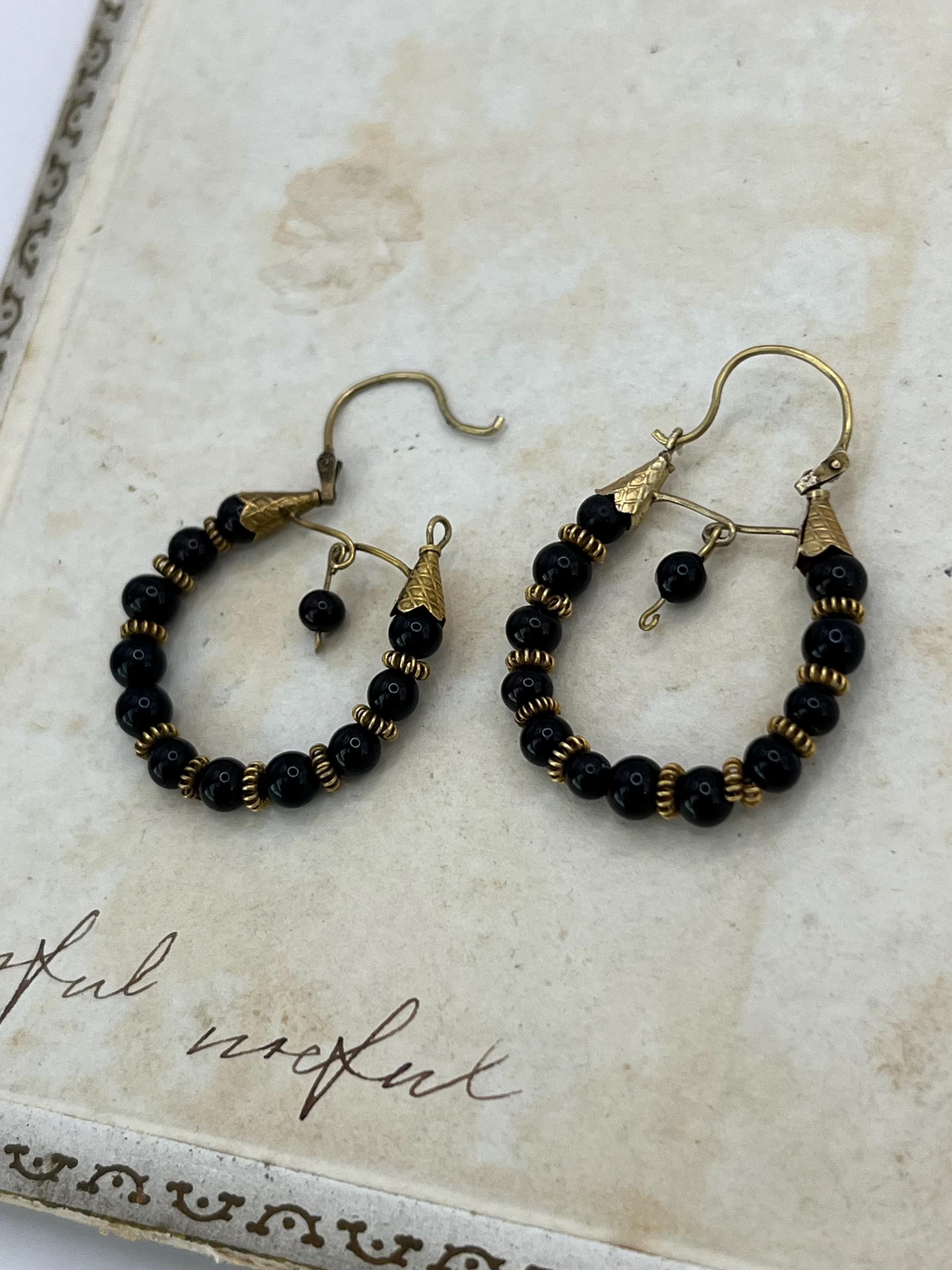 Orecchini a cerchio in oro vittoriano 15ct con onice, CIRCA 1900 in vendita 1