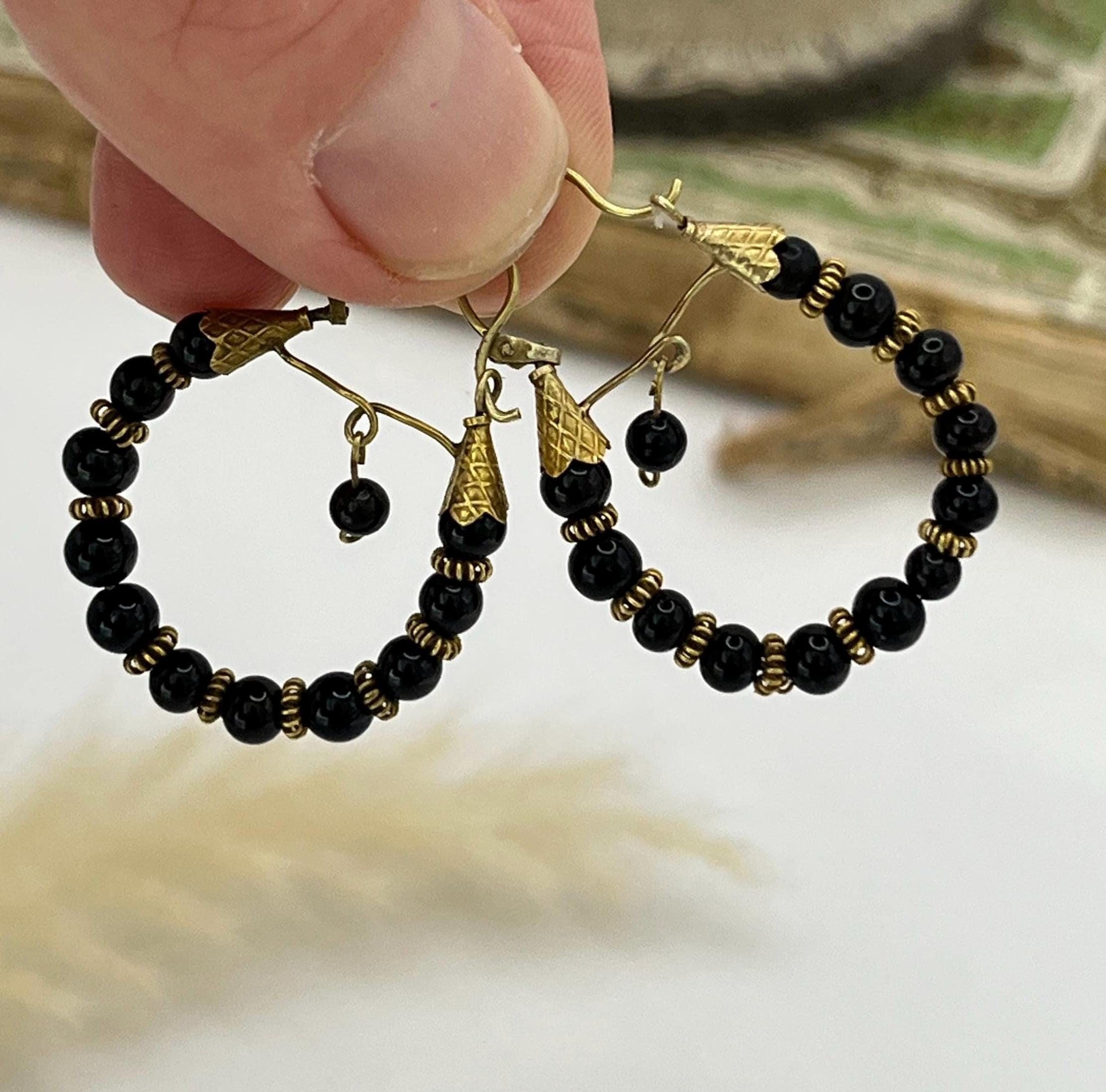 Orecchini a cerchio in oro vittoriano 15ct con onice, CIRCA 1900 in vendita 2