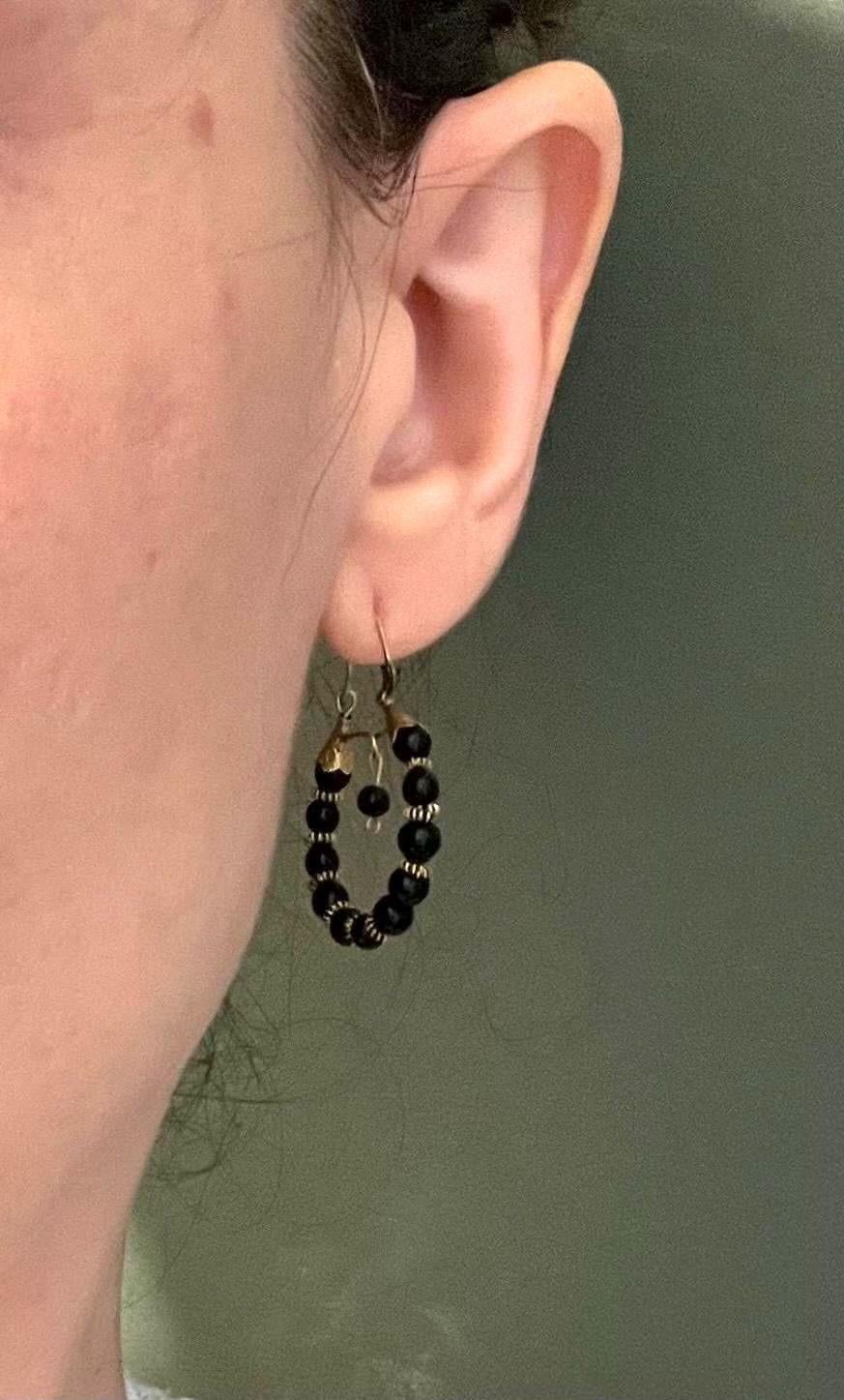 Orecchini a cerchio in oro vittoriano 15ct con onice, CIRCA 1900 in vendita 3