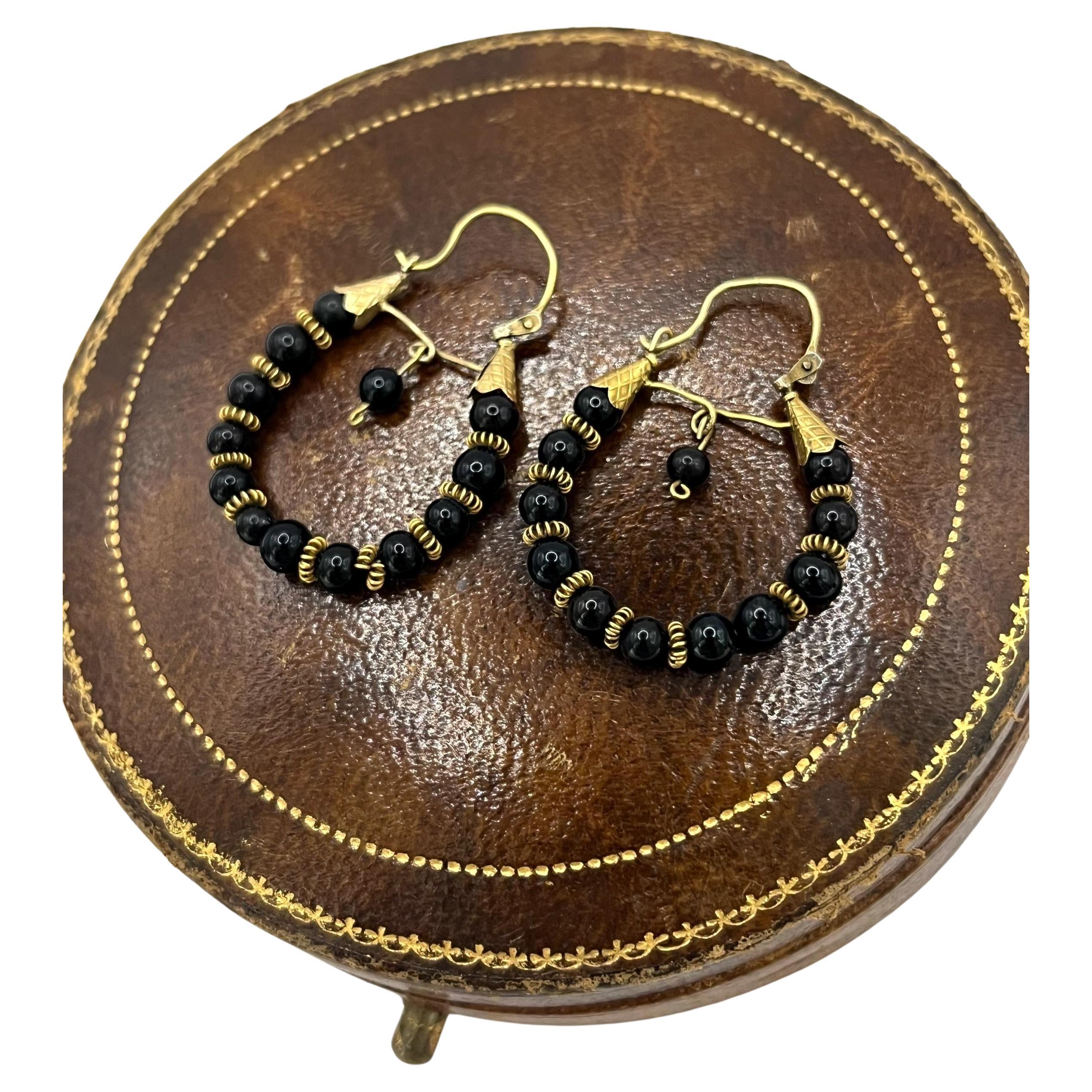 Orecchini a cerchio in oro vittoriano 15ct con onice, CIRCA 1900 in vendita