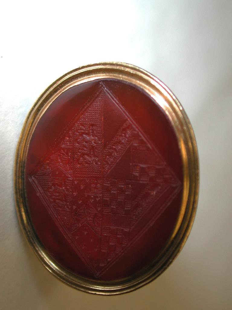 Women's or Men's Victorian 15ct Gold Seal with Hand Carved Coat of Arms in Carnelian, circa 1850 For Sale