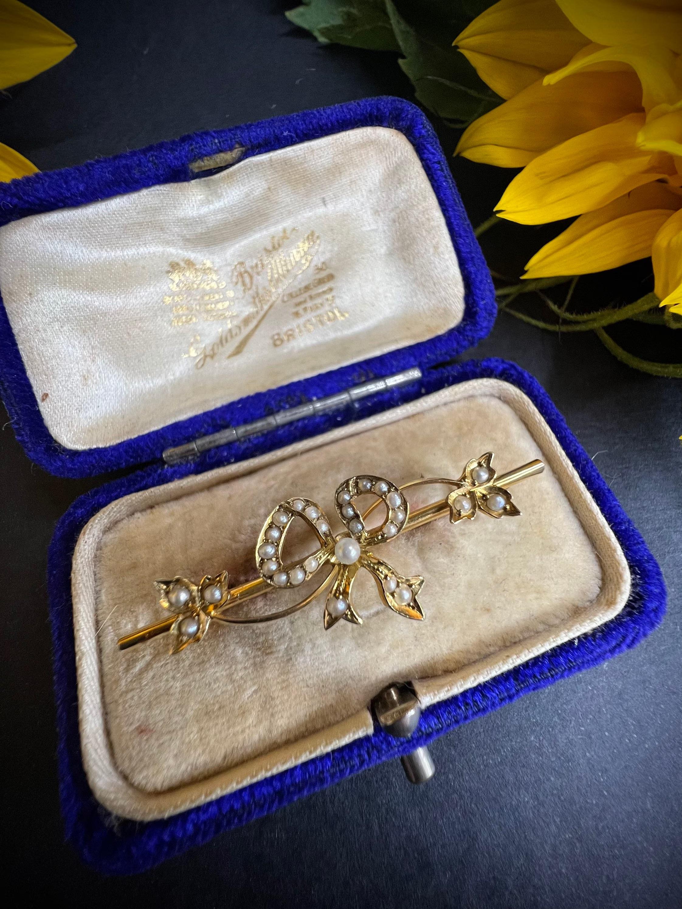 Victorian 15ct Gold Seed Pearl Bow Brooch In Good Condition For Sale In Brighton, GB