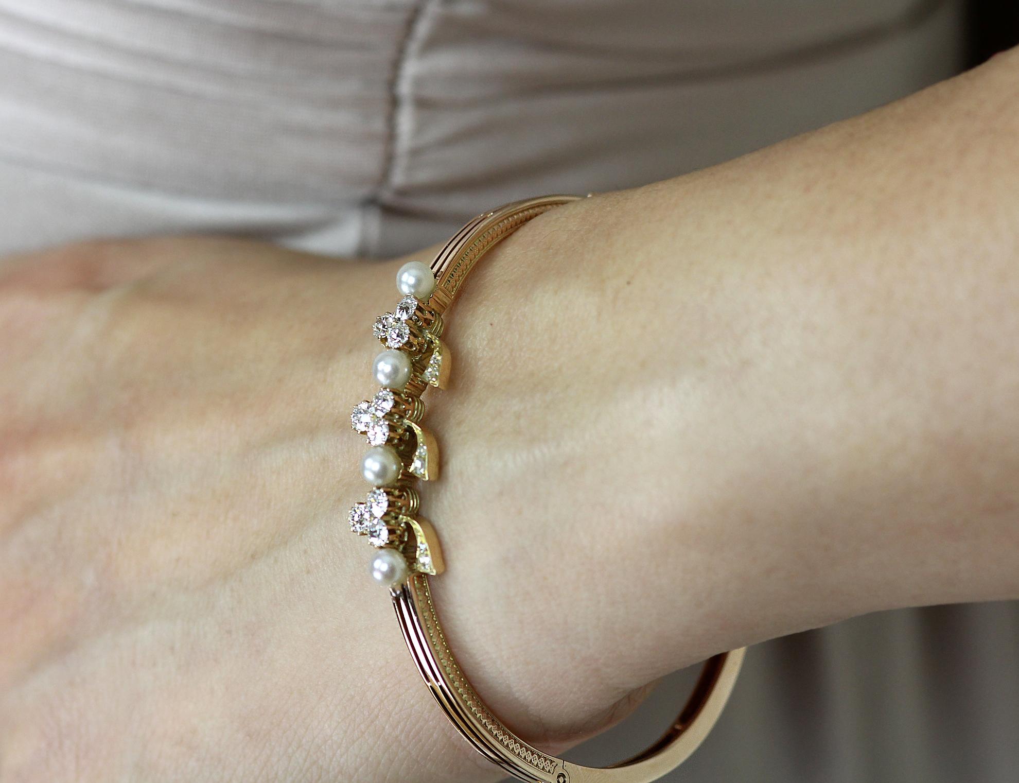 Este exquisito brazalete victoriano está elaborado en rico oro rosa de 15 quilates, diseñado con una estructura de tres niveles y un fino grabado punteado a lo largo de los bordes laterales y el cierre. En su centro, cuatro perlas naturales de agua