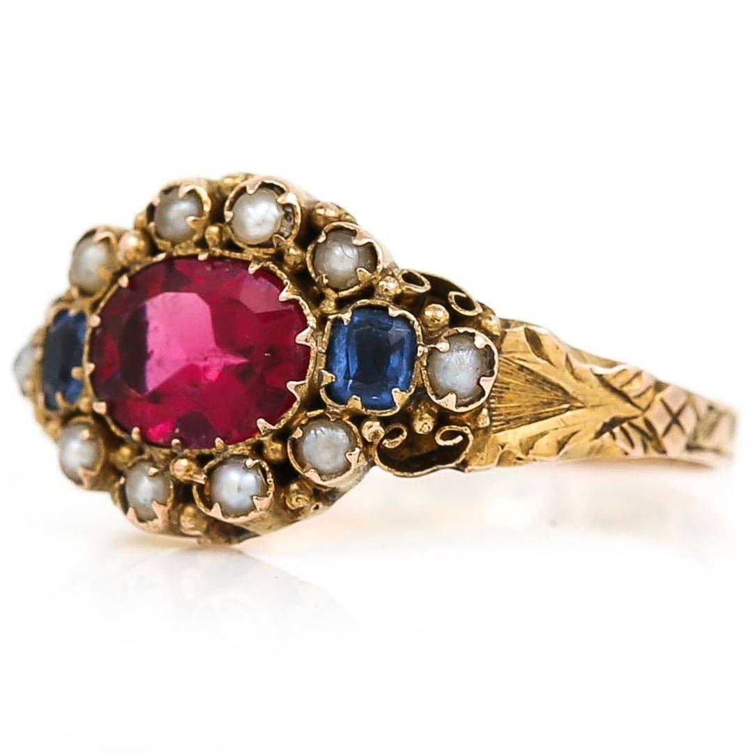 Viktorianischer 15 Karat Gelbgold Ring mit roter und blauer Paste und Perlen Cluster (Ovalschliff)