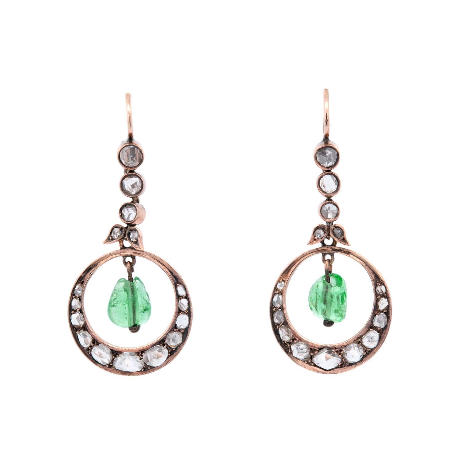 Cabochon Orecchini vittoriani a pendente con diamanti e smeraldi in 15k da 2ctw in vendita