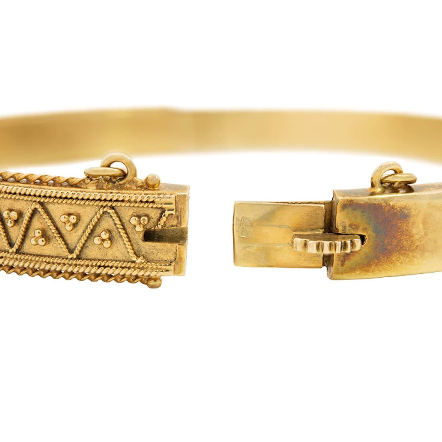Brazalete con bisagra etrusco victoriano de 15 quilates en venta 1