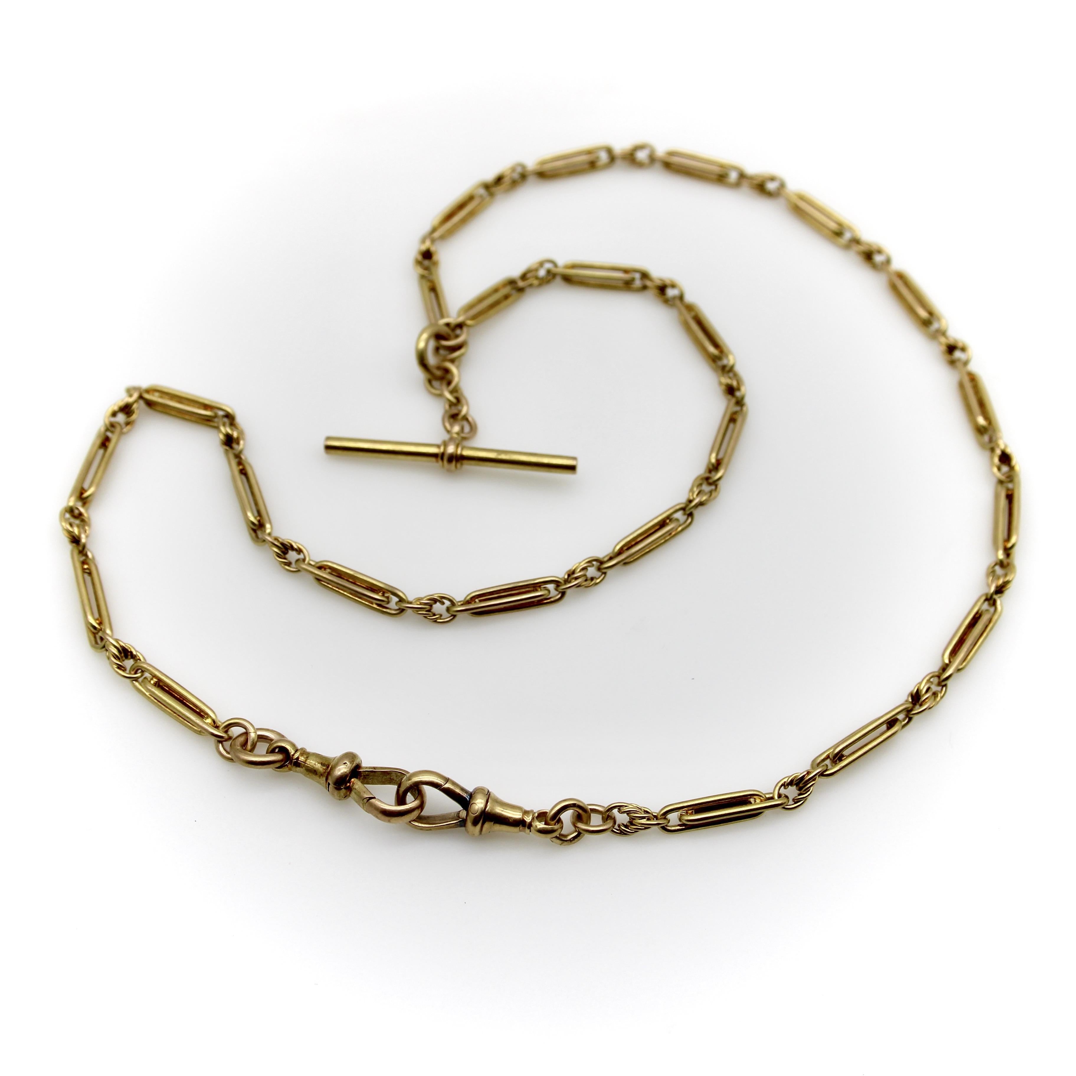 Diese viktorianische Uhrenkette aus 15-karätigem Gold ist mit allem Drum und Dran ausgestattet, um sie zu einer idealen Halskette zu machen. Die Kette hat zwei Hundeclips, einen an jedem Ende der Kette, sowie einen T-Bügel, der in der Mitte der