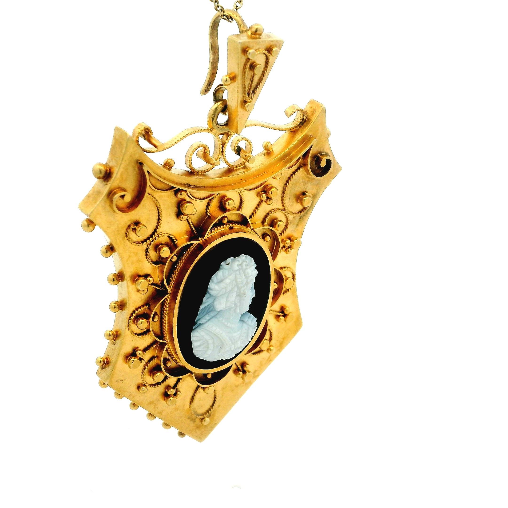 Vittoriano Ciondolo vittoriano in oro 15K con cammeo di onice, 1860-1880 in vendita