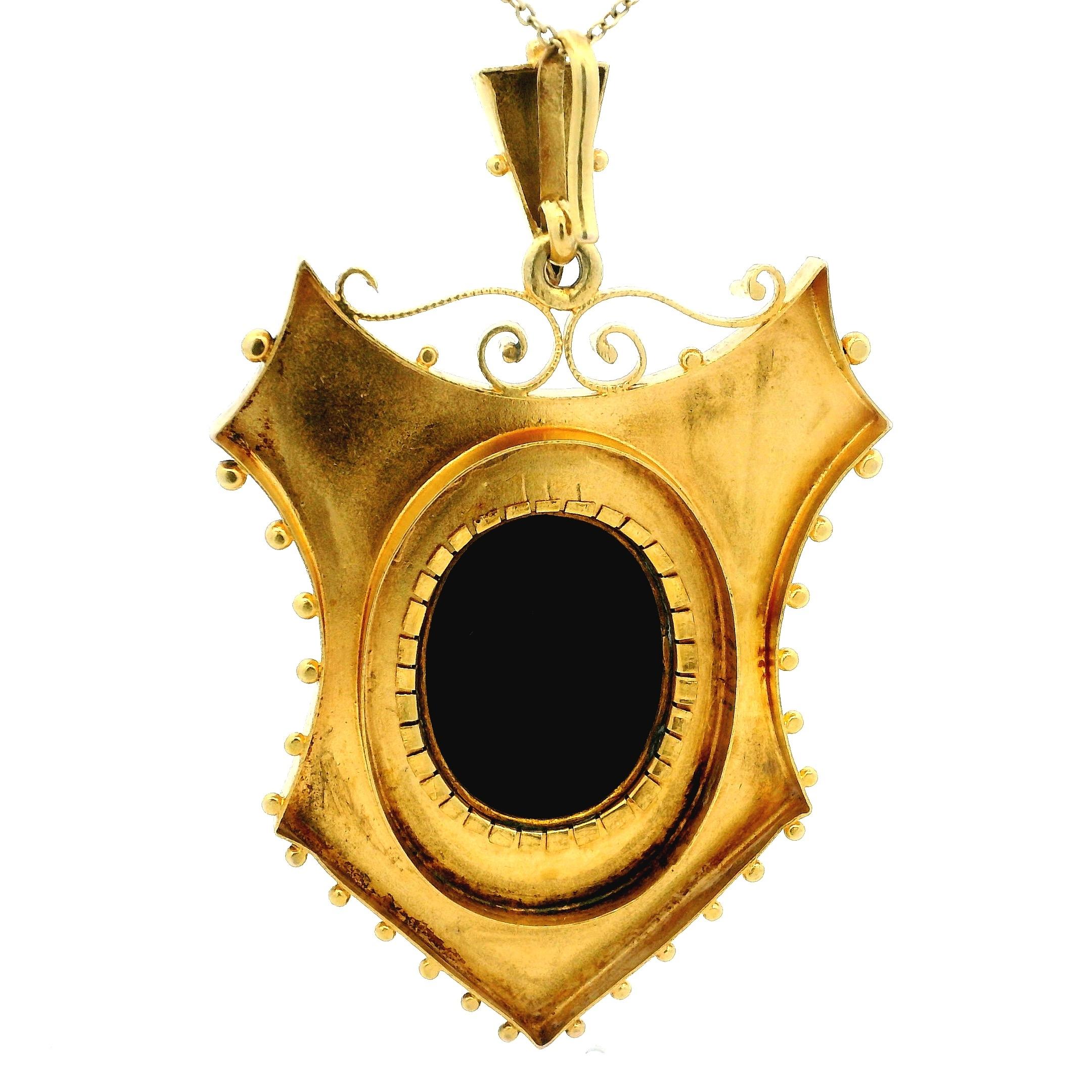 Taglio ovale Ciondolo vittoriano in oro 15K con cammeo di onice, 1860-1880 in vendita