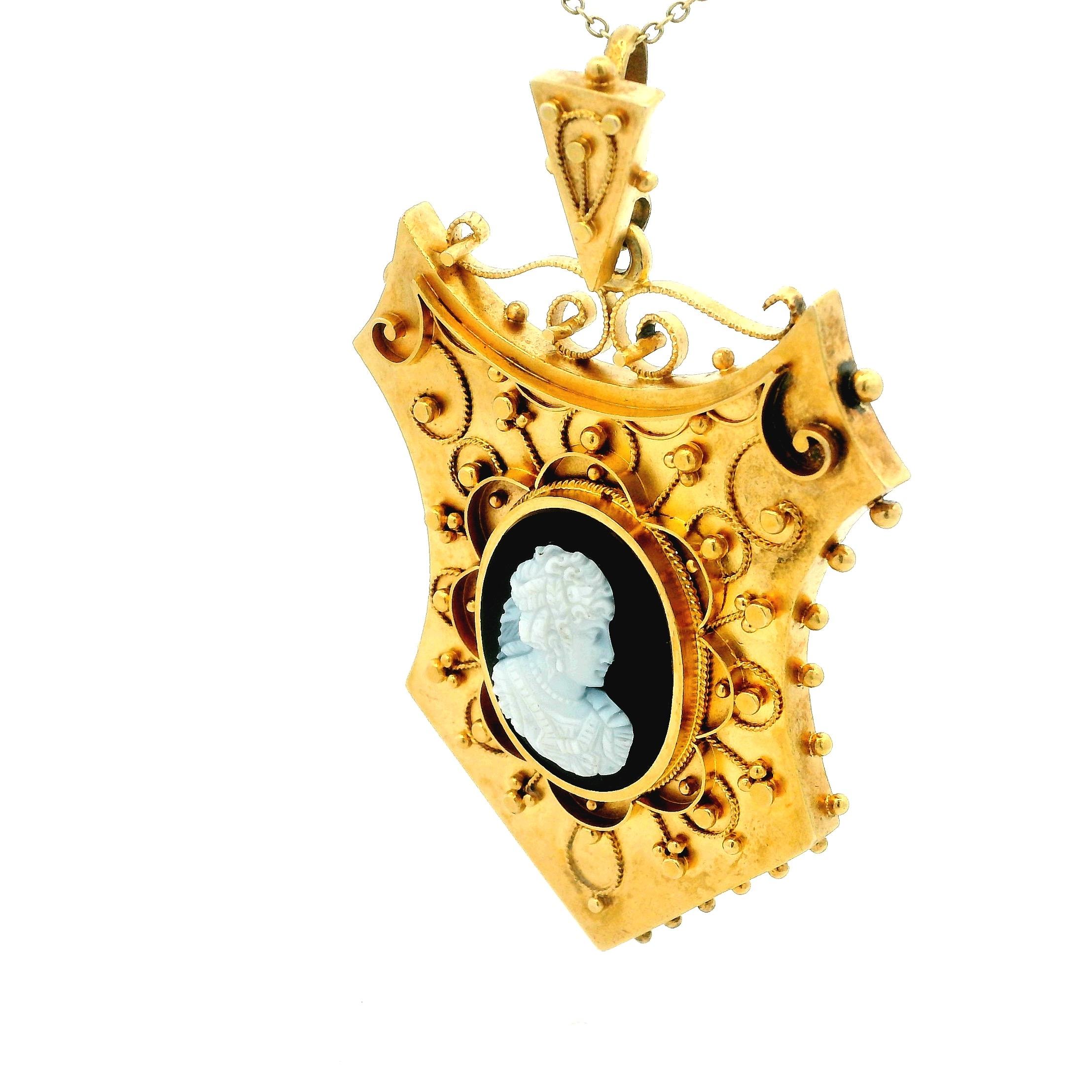 Ciondolo vittoriano in oro 15K con cammeo di onice, 1860-1880 In condizioni ottime in vendita a Miami, FL