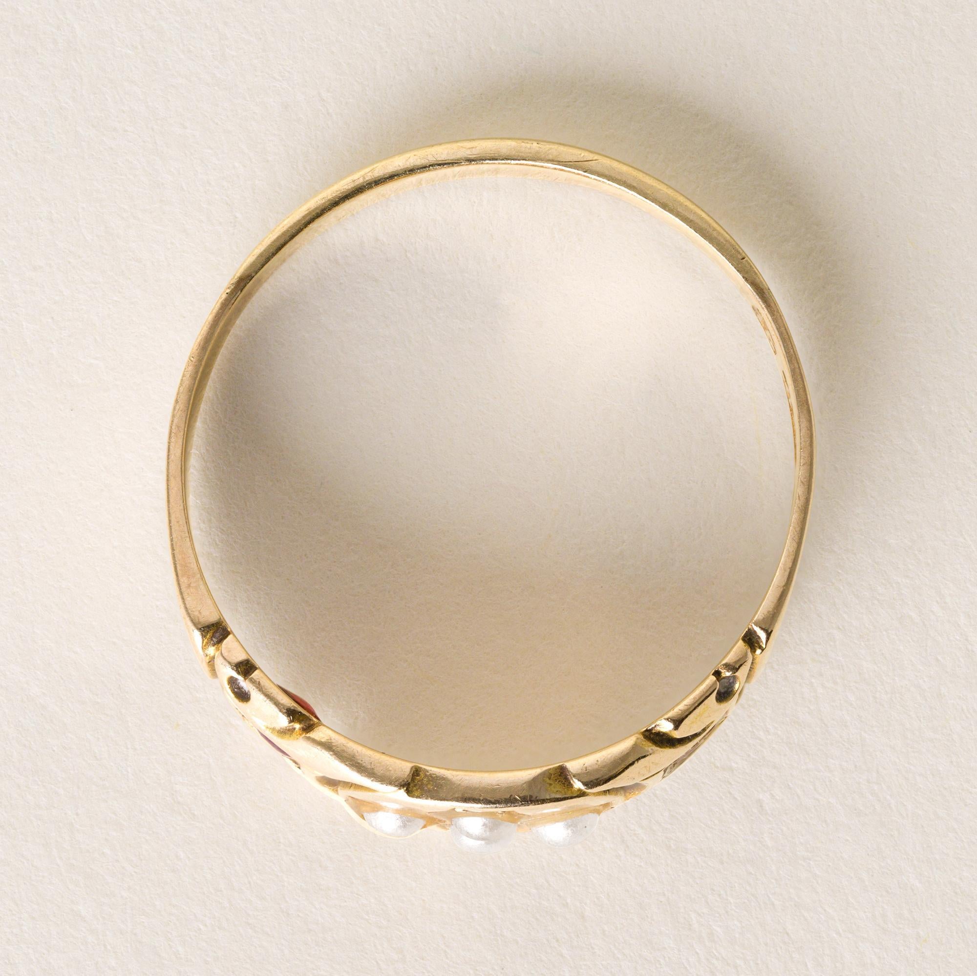 Anillo victoriano de oro de 15 quilates con perlas y rubíes en Bueno estado para la venta en Los Angeles, CA