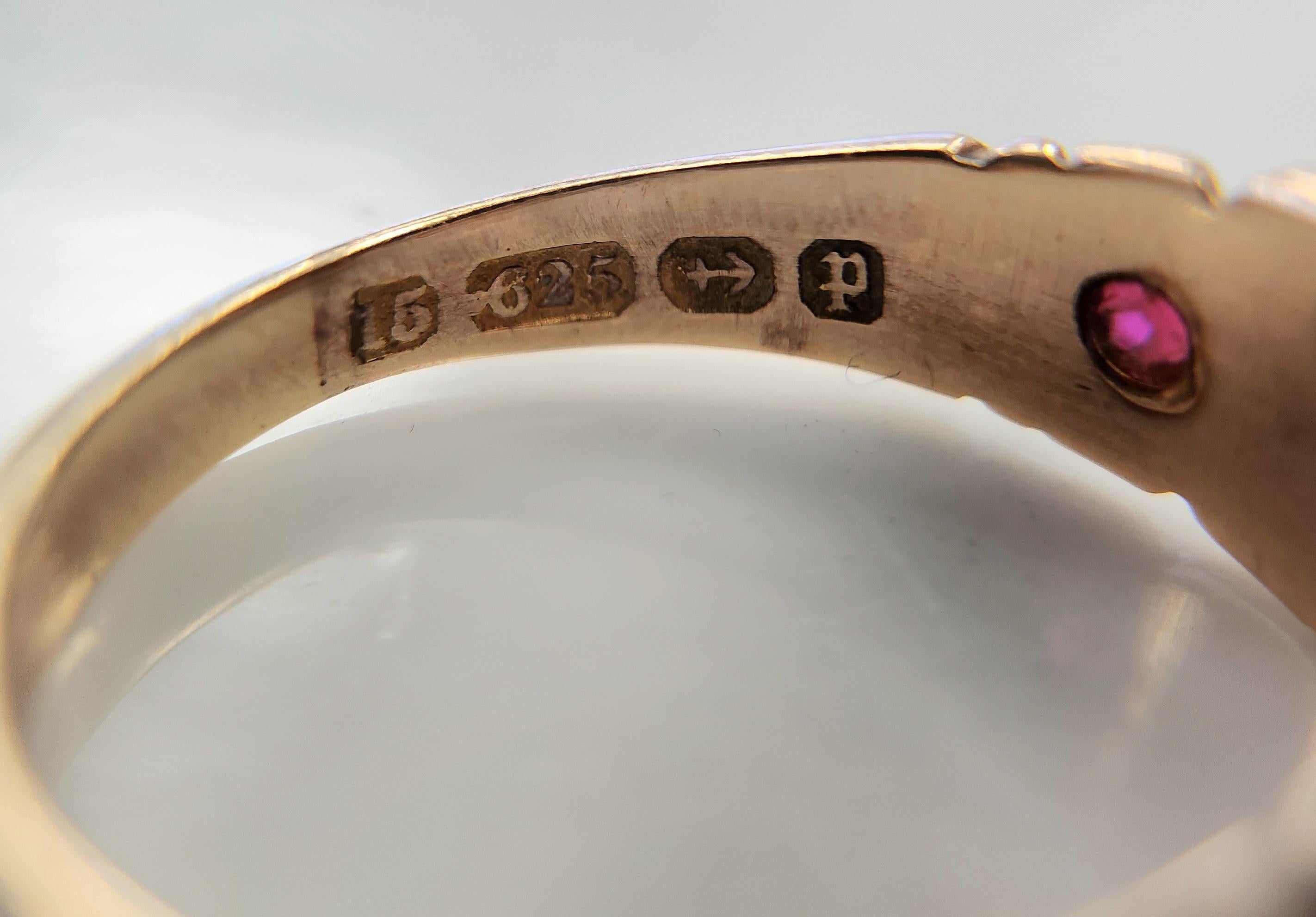 Anillo victoriano de oro de 15 quilates con perlas y rubíes en venta 1