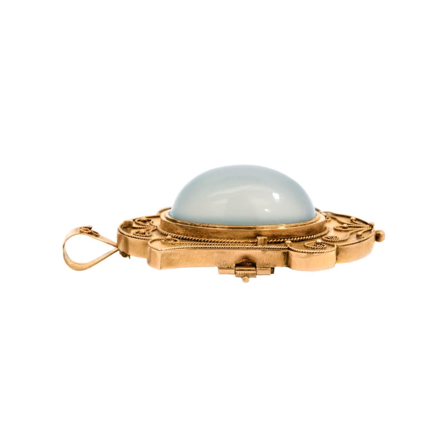 Una meravigliosa spilla/pendente etrusca convertibile di epoca vittoriana (ca1880)! Realizzato in oro giallo 15kt, questo splendido pezzo presenta una cornice a forma di scudo che circonda una splendida pietra di luna di grandi dimensioni al centro.