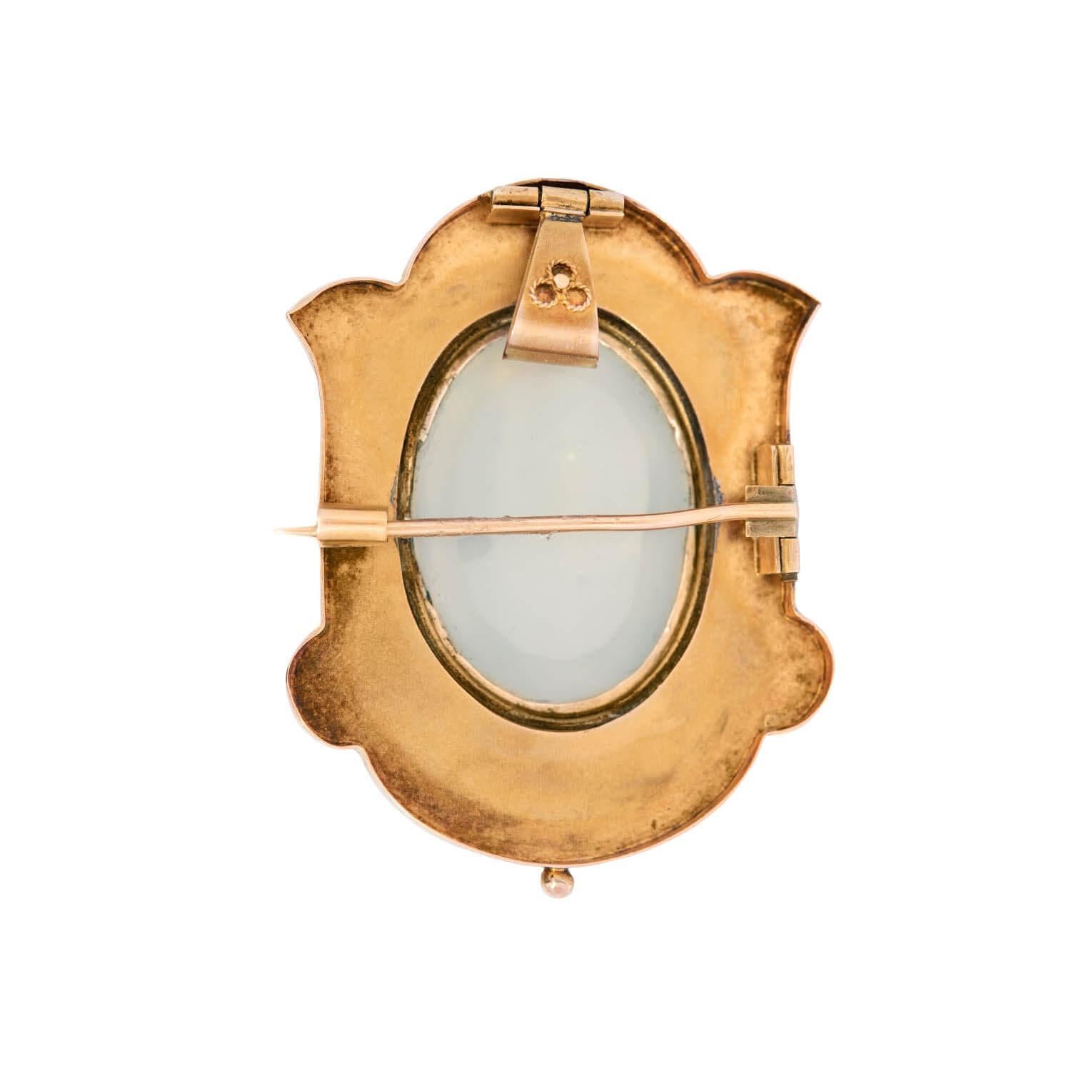 Cabochon Spilla/pendente etrusco vittoriano in pietra di luna a 15k in vendita