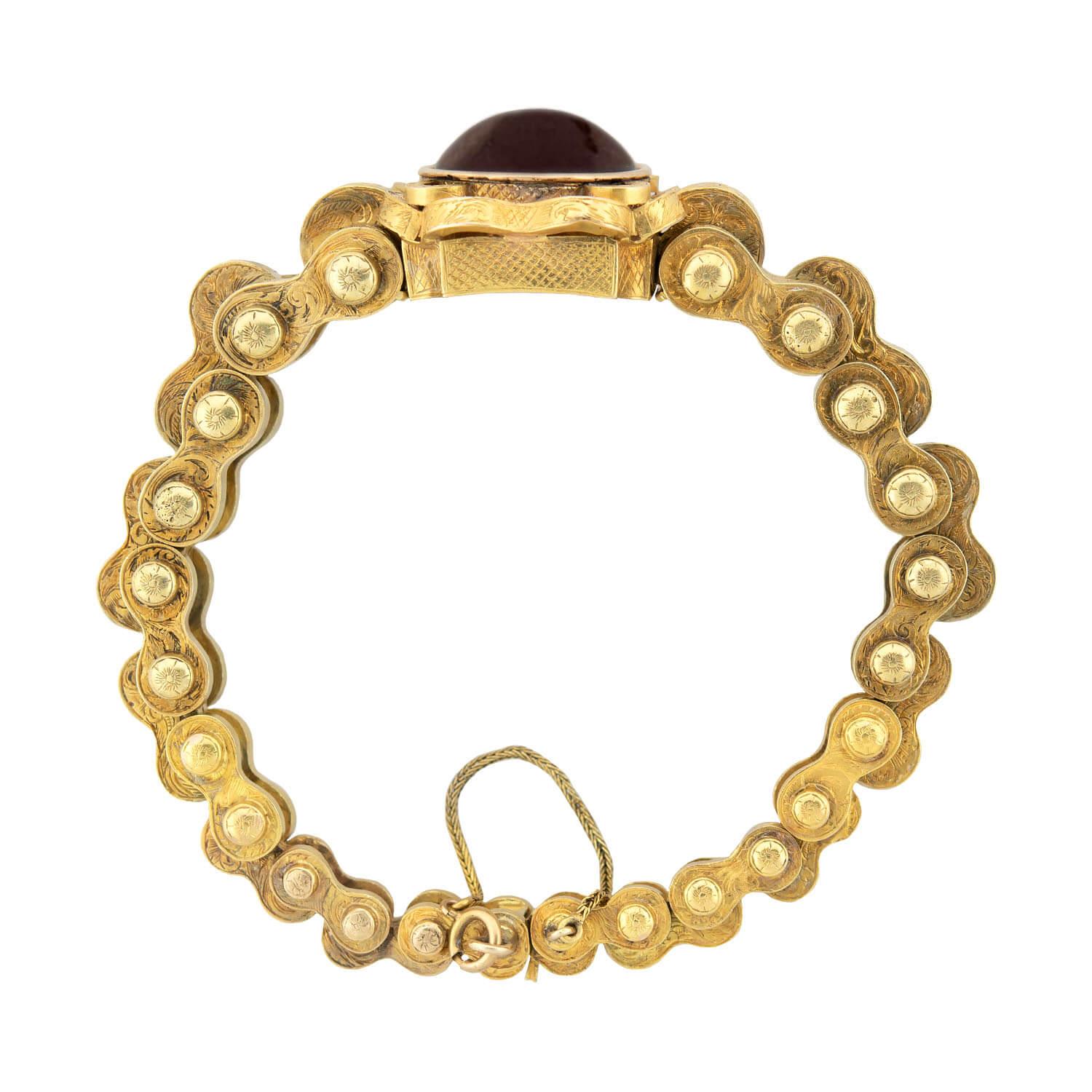 Victorien Bracelet à maillons de deuil victorien 15 carats repoussé et grenats en vente