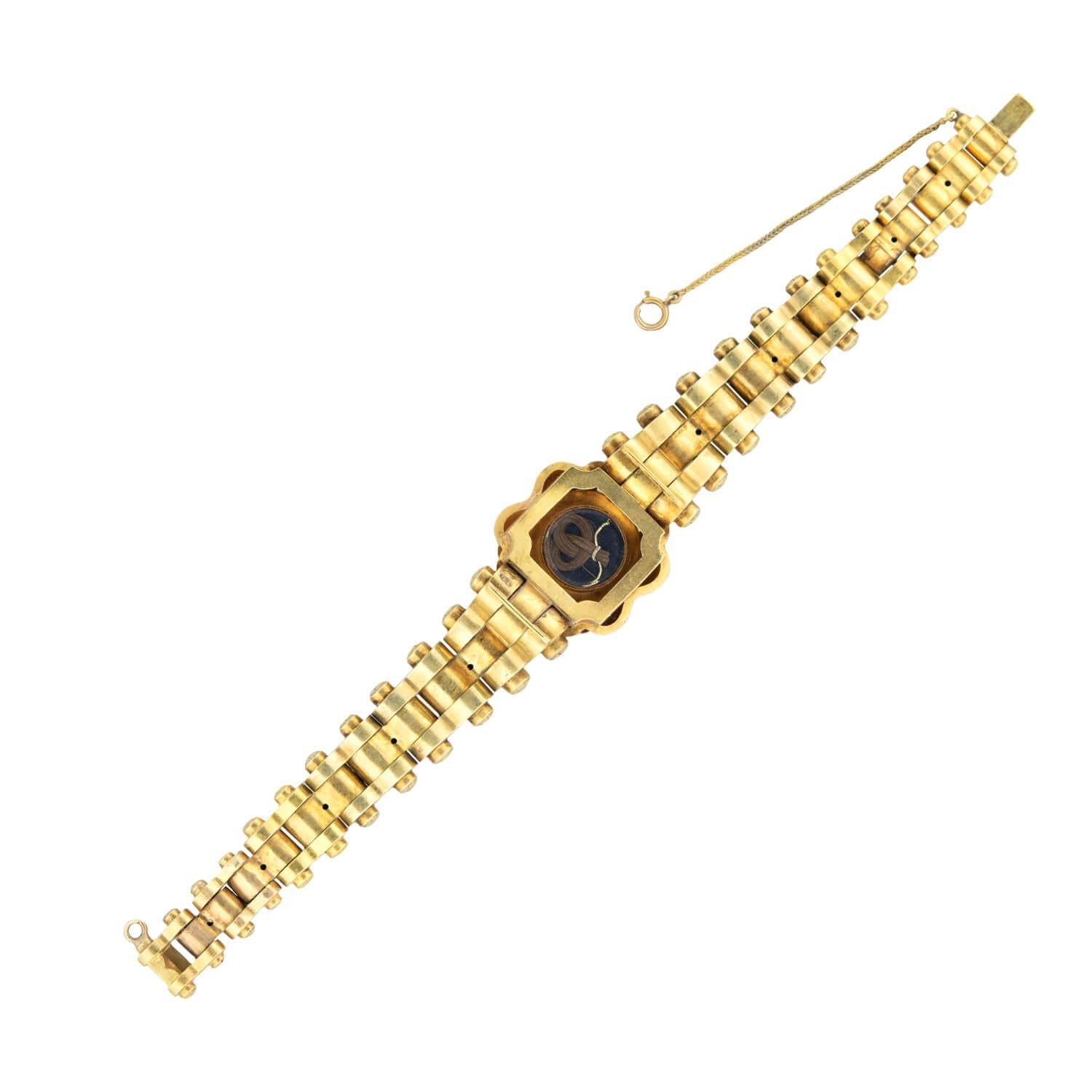 Taille cabochon Bracelet à maillons de deuil victorien 15 carats repoussé et grenats en vente