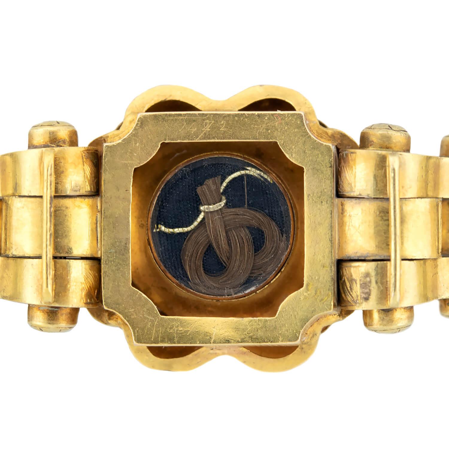 Bracelet à maillons de deuil victorien 15 carats repoussé et grenats en vente 1