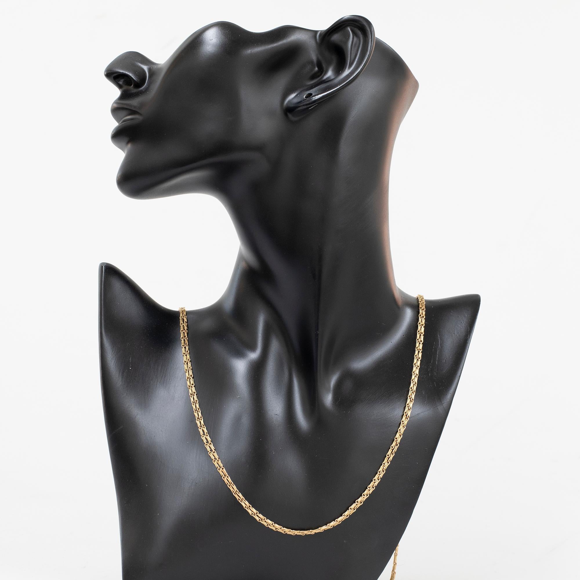 Victorian fancy double link gold guard chain and bolt ring catch.

Metal: 15k yellow gold
Weight: 20.00 grams
Measurements: Length 175cm
Era: Victorian Circa 1880

Antique guard chains are exquisite pieces of jewellery that date back to the 18th and