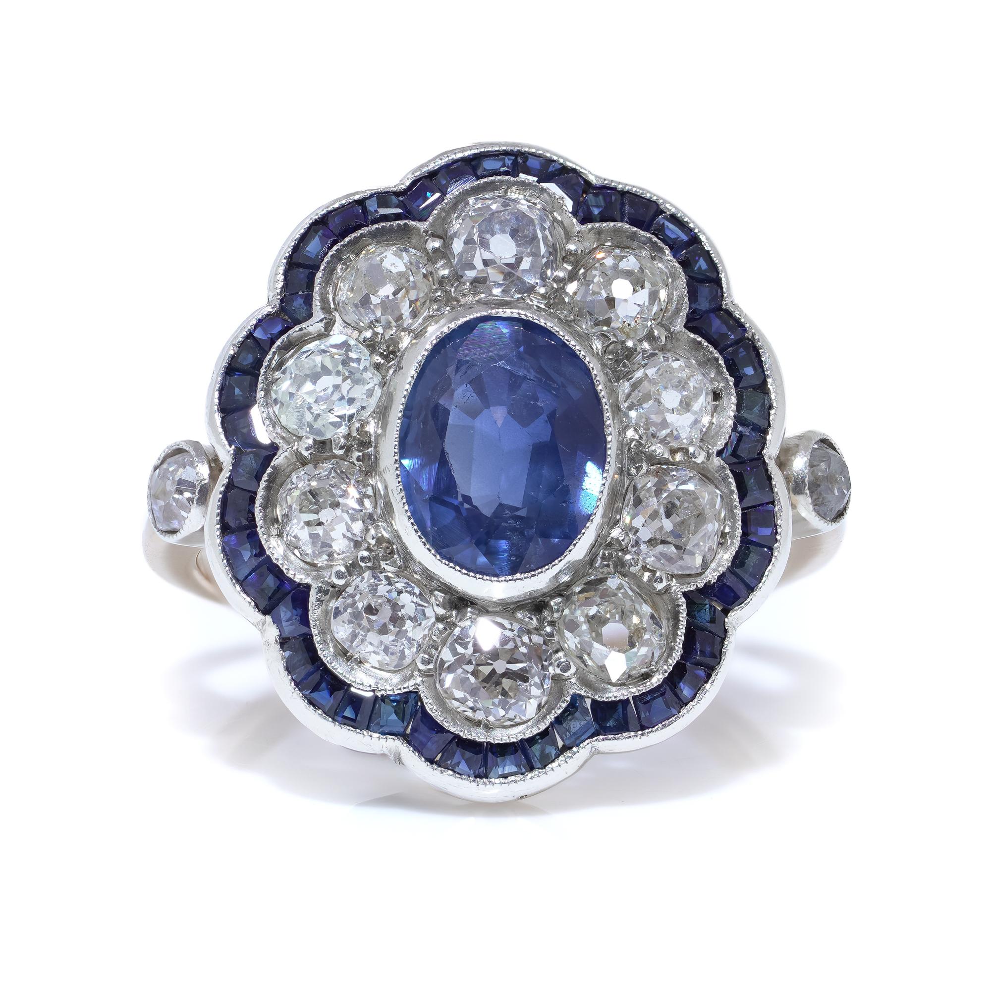 Taglio antico europeo Anello vittoriano in oro 15kt e argento con zaffiro e diamanti, circa 1890 in vendita