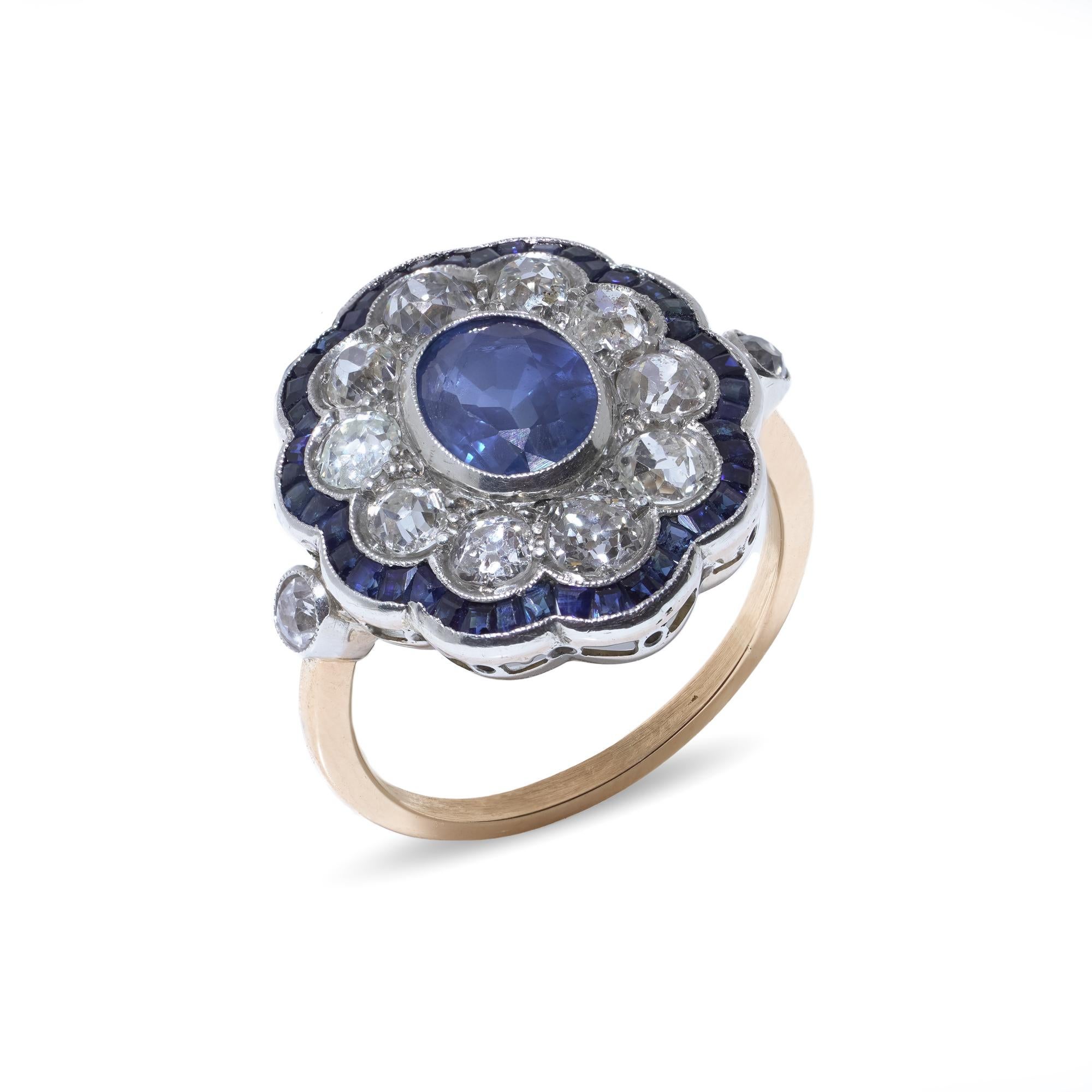 Anello vittoriano in oro 15kt e argento con zaffiro e diamanti, circa 1890 In condizioni buone in vendita a Braintree, GB