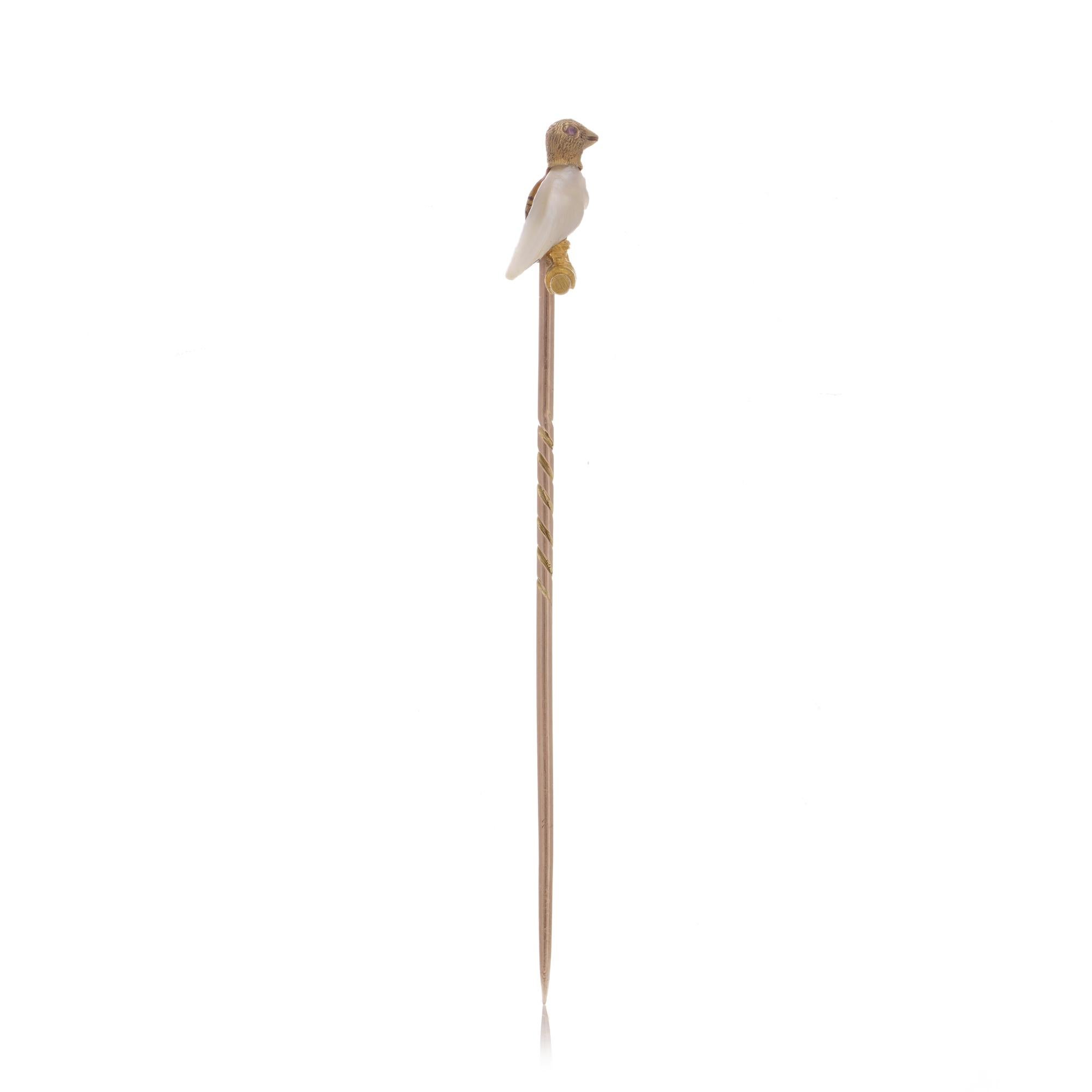 Spilla vittoriana in oro 15kt a forma di uccello con madreperla e rubino.

La spilla raffigura un uccello in madreperla con testa e artigli in oro su un ramo e occhi in rubino cabochon. L'uccello è appollaiato su un ramo, un disegno tipico dei