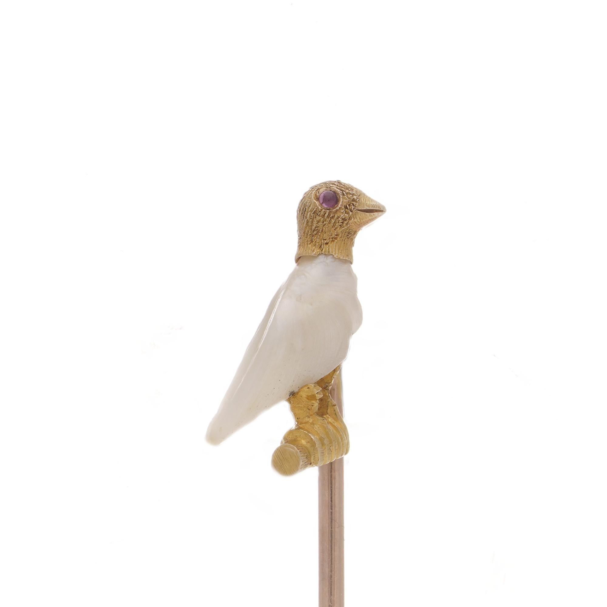 Vittoriano Spilla vittoriana in oro 15kt a forma di uccello con madreperla incastonata. in vendita