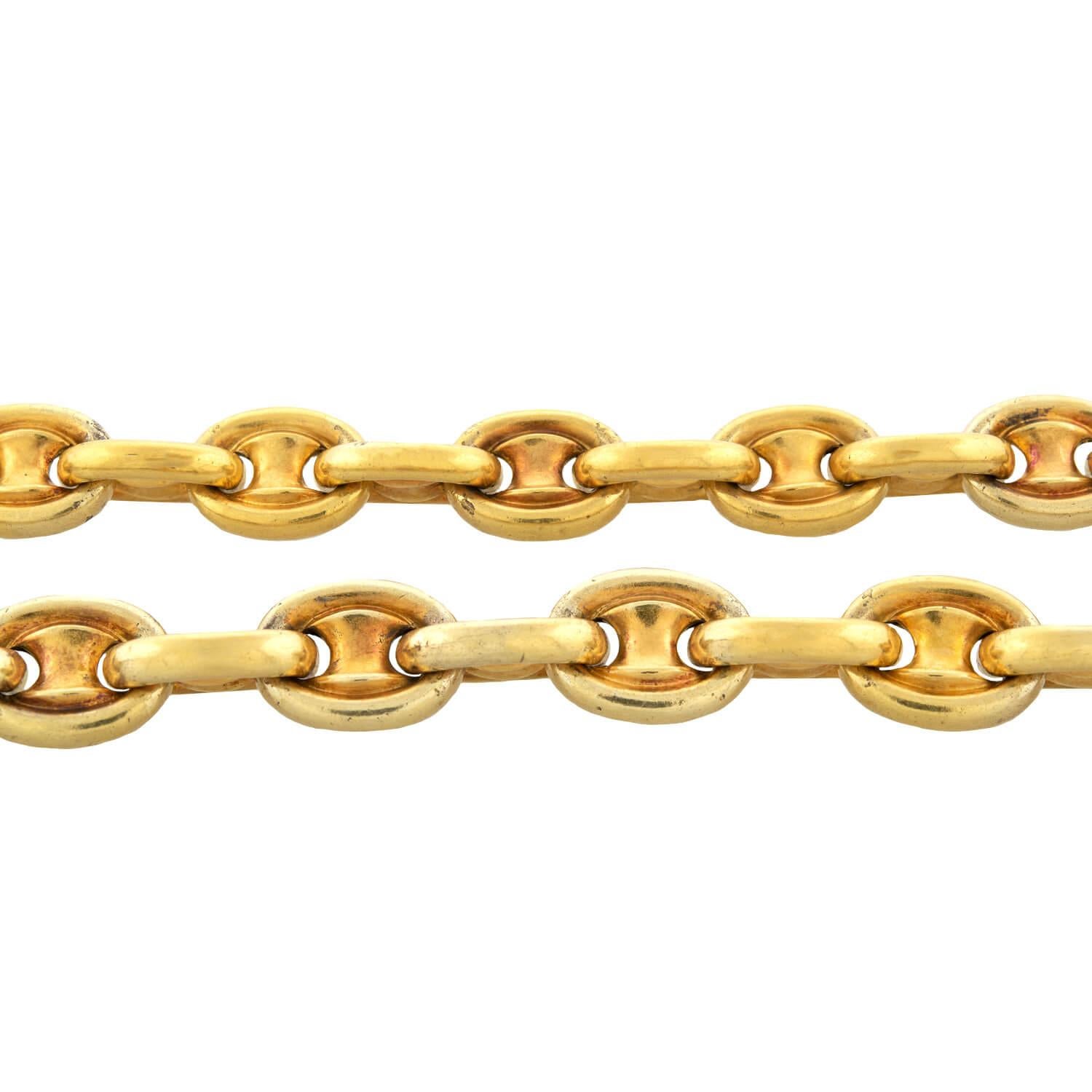 Ce grand collier a un design classique 
