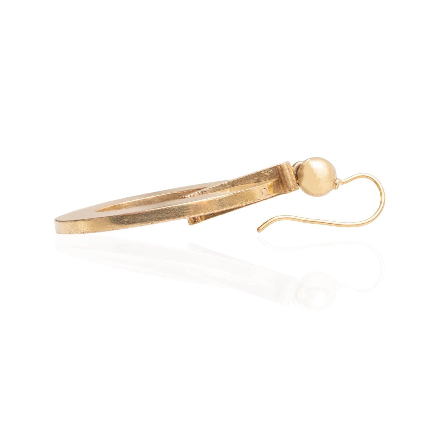 Ein luxuriöses Paar Ohrringe aus der viktorianischen Ära (ca. 1880er Jahre)! Diese aus 15-karätigem Gold gefertigten Ohrringe beginnen mit einem einfachen Ohrringdraht auf einer kugelförmigen Fassung aus Gelbgold. Darunter hängt ein roségoldenes