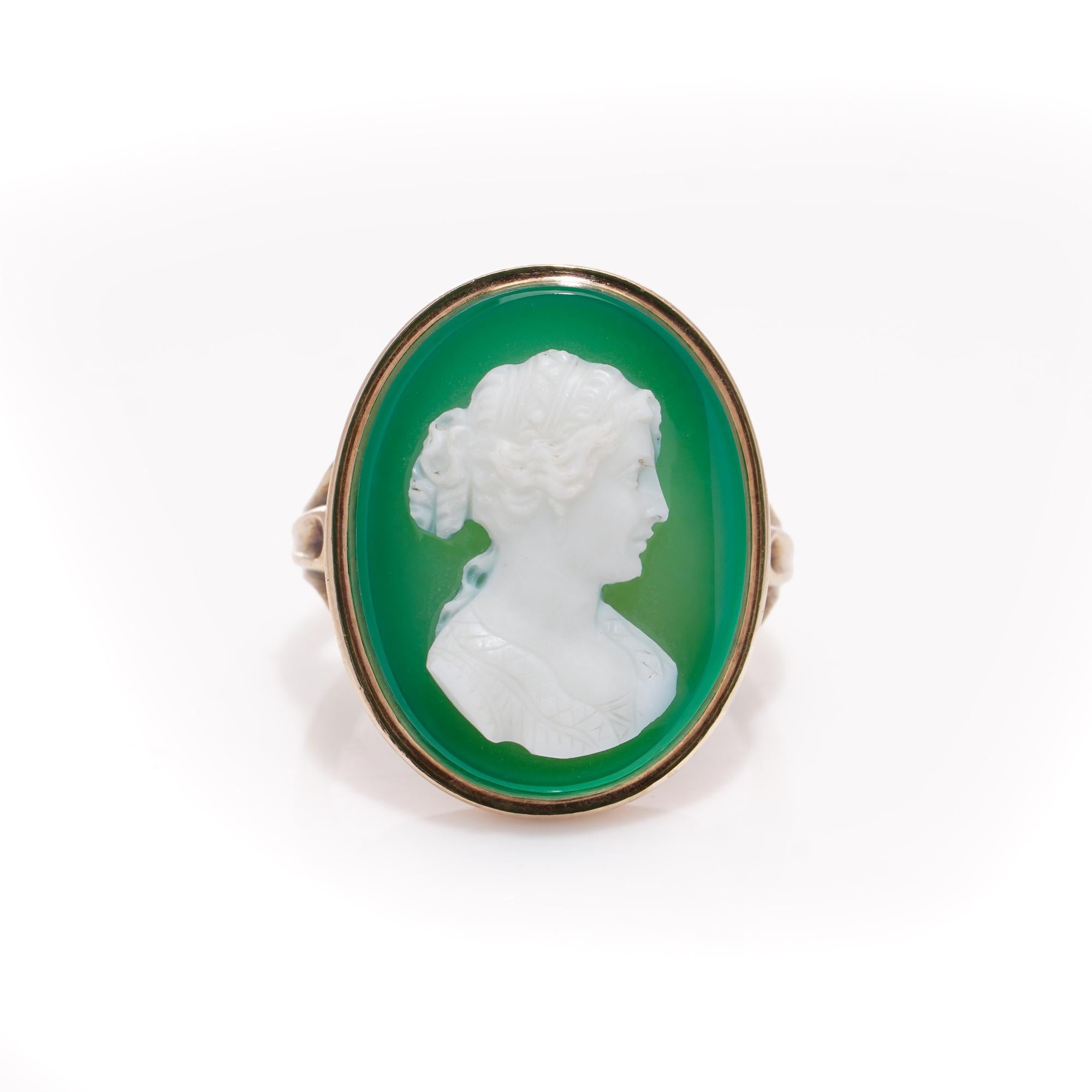 Victorien Bague camée victorienne en or rose 15 carats et agate verte avec un profil de dame  en vente
