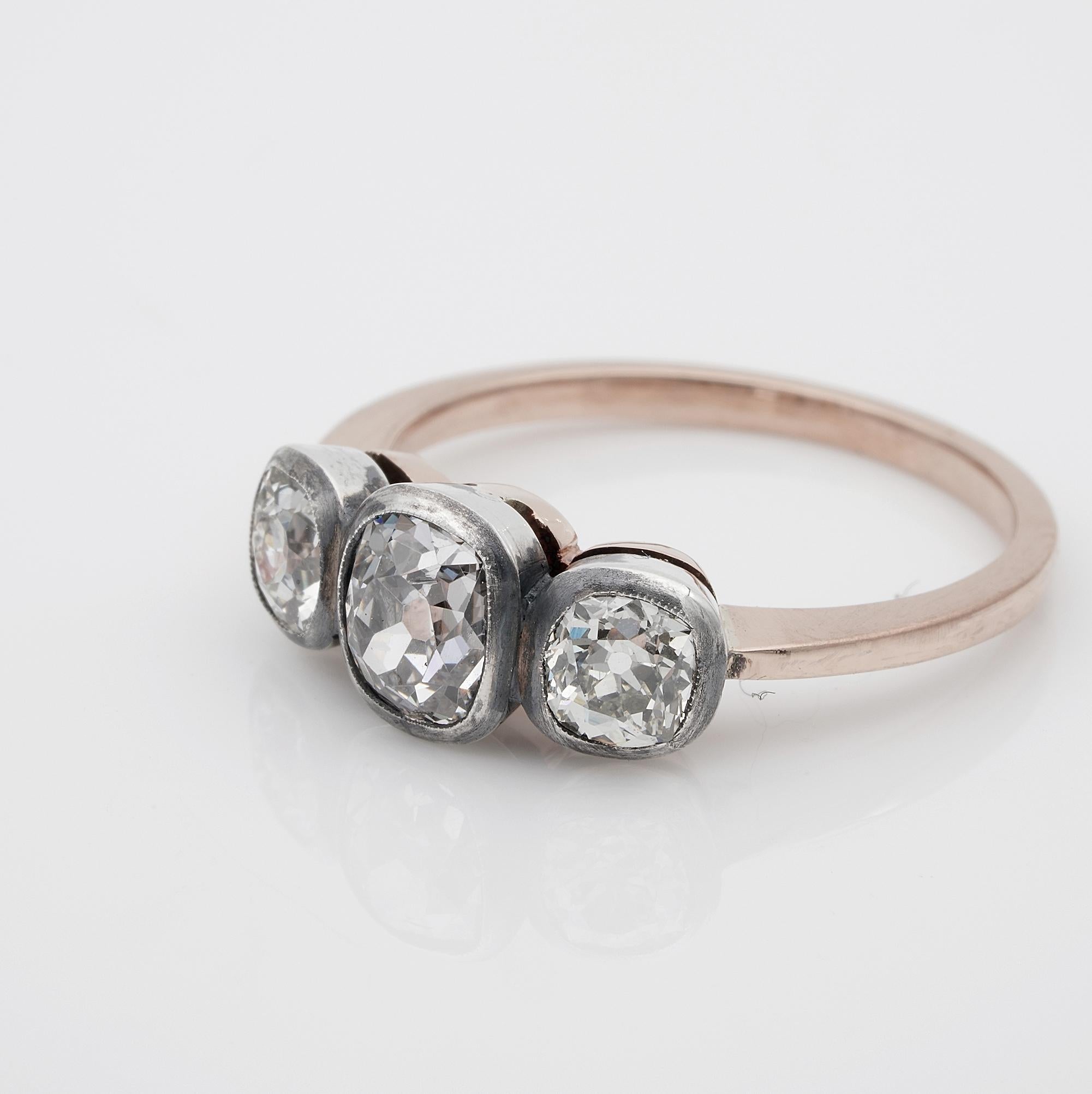 Victorian 1.60 Ct Old Mine Diamond Trilogy Engagement Ring 18 KT/Silver In Good Condition For Sale In Napoli, IT