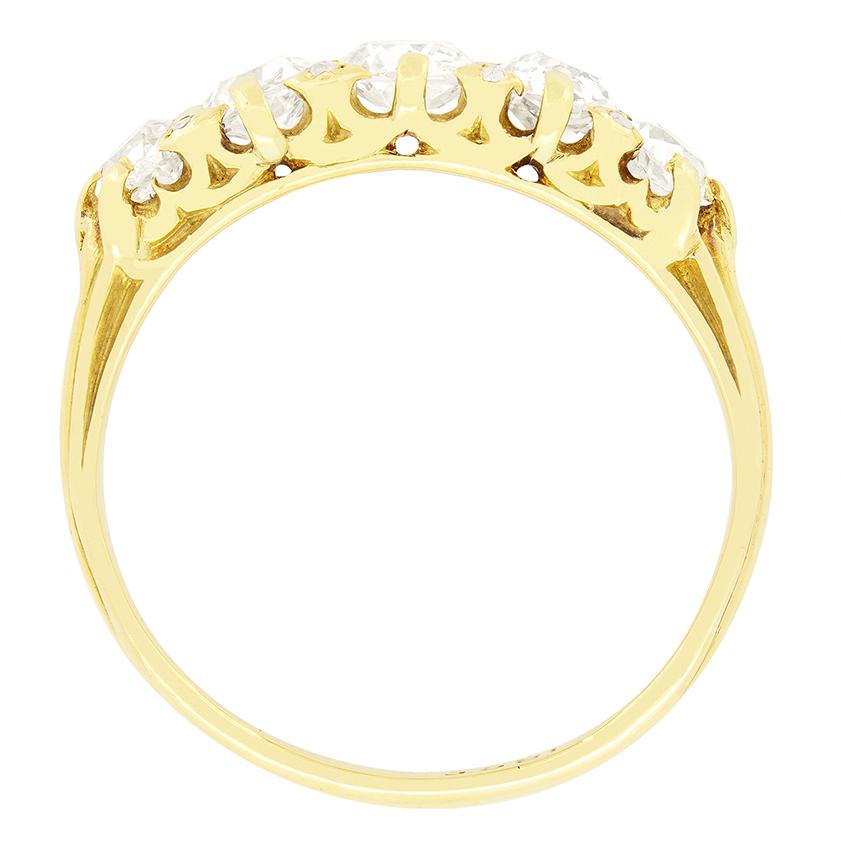 Magnifique pièce d'artisanat victorien, cette bague à cinq pierres présente une collection étincelante de diamants de taille ancienne. La pierre centrale pèse 0,40 carat, avec deux diamants de 0,35 carat sur les côtés et des pierres plus petites de